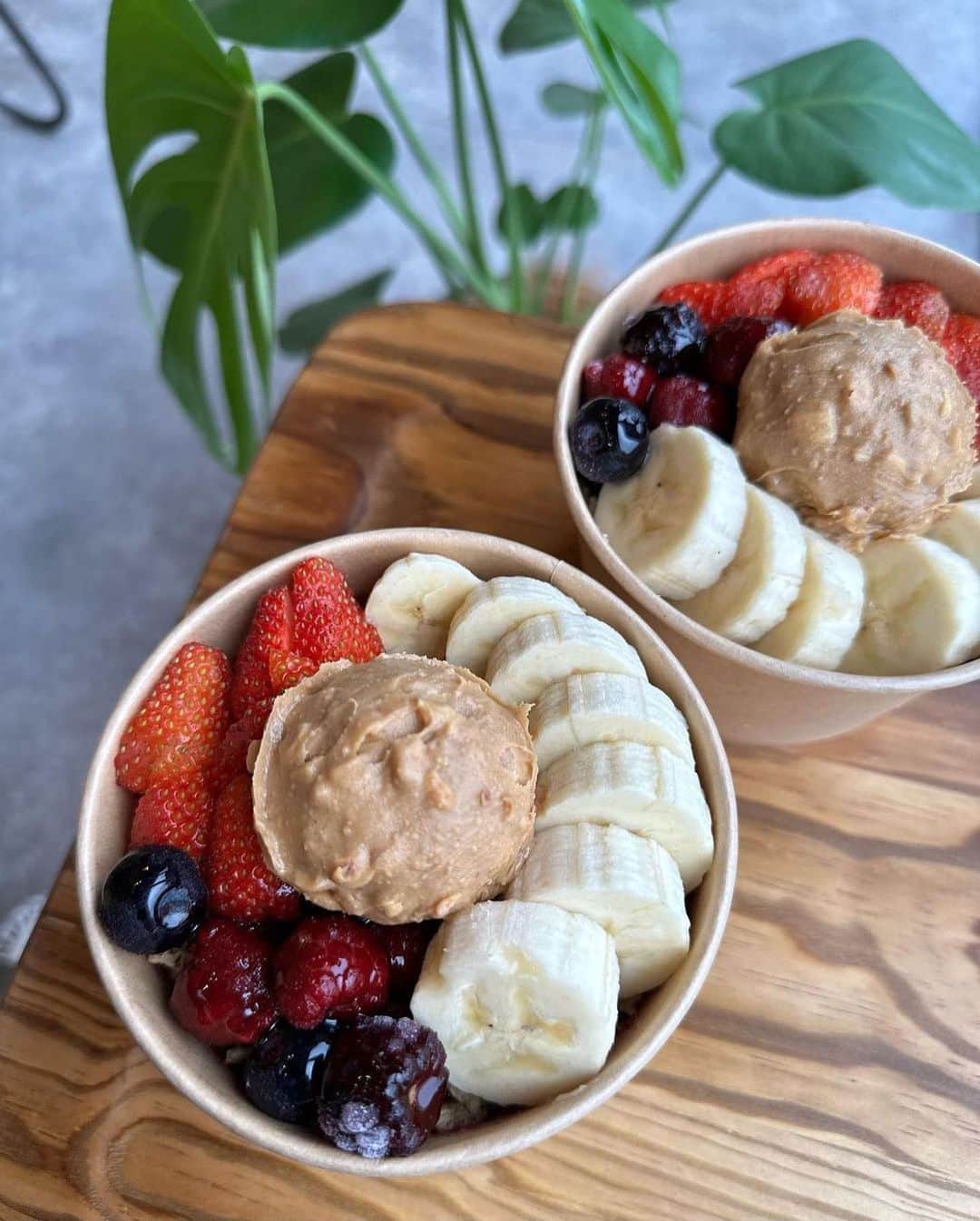 のインスタグラム：「アサイーボウルのトッピングに、ピーナッツバターもオススメですよ🥜  ピーナッツバターにはオレイン酸やリノール酸などの不飽和脂肪酸が含まれています。これらは、体を太りにくくする油とされています。  石川県のブルドックさん素敵な写真ありがとうございます💜  Posted @withregram • @banana_bulldog 🌿  一度味わったらやみつき🤤 Acai Bowl with PB🥜  ＿＿＿＿＿＿＿＿＿＿＿＿＿＿＿＿＿＿＿＿＿＿＿＿＿  兄さん姉さんパパにママ〜♪ じいちゃんばあちゃんお孫さん♪ そろったところでBBへ〜♪  日中は赤ちゃんから、おじいちゃん・おばあちゃんまで 幅広くご来店いただけるバナナブルドッグ！  夜はしっぽりBar Time せんべろだよ！全員集合！ 1000円で飲める"せんべろ"🍻 いちげんさん大歓迎！  #bananabulldog #バナナブルドッグ」