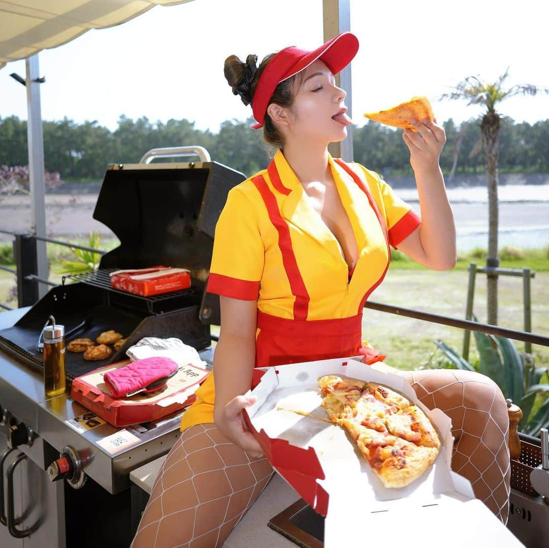 なおみのインスタグラム：「アルバイト始めました🍕🍟🌭」