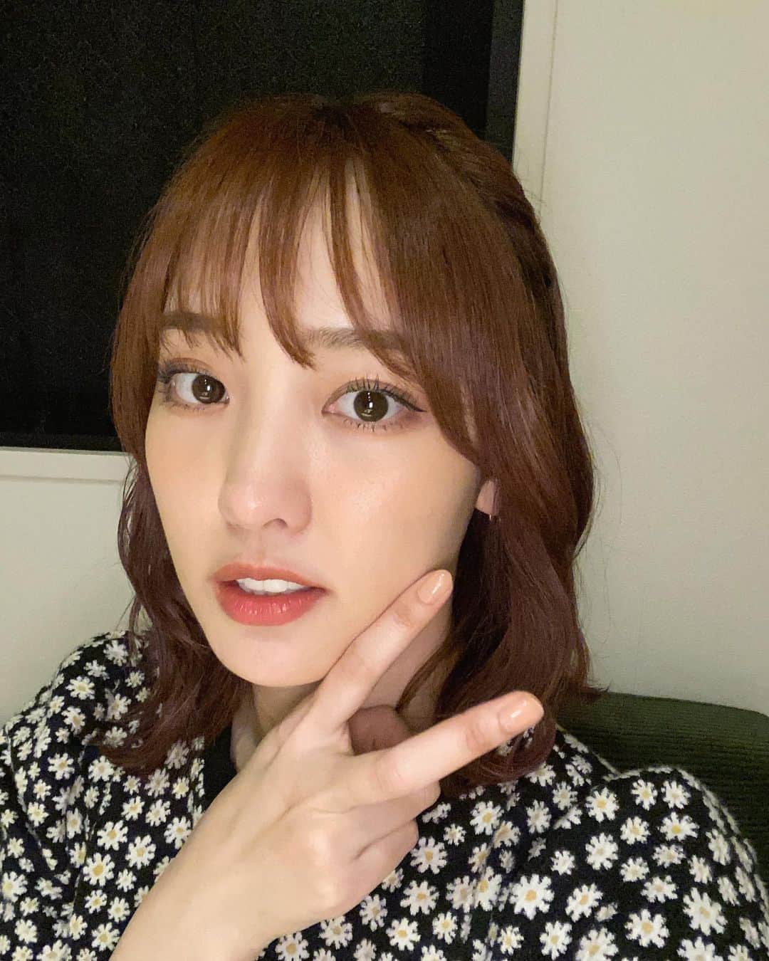 飯窪春菜のインスタグラム：「🩰  髪の毛ゆる巻き、ねじねじしてもらった日😌 巻くだけで女の子な気分になるからヘアメイクって魔法だ！🪄  メイクといえば、自分でメイクする時はそんなに時間かからないけど、ゲームのキャラメイクする時はこだわり過ぎてめちゃくちゃ時間かかっちゃうんだよな〜😮‍💨🌸  だから最初にキャラメイクがあるゲームは、スタートに遅れが生じます。笑  #あるある ですか？ #hairmake」