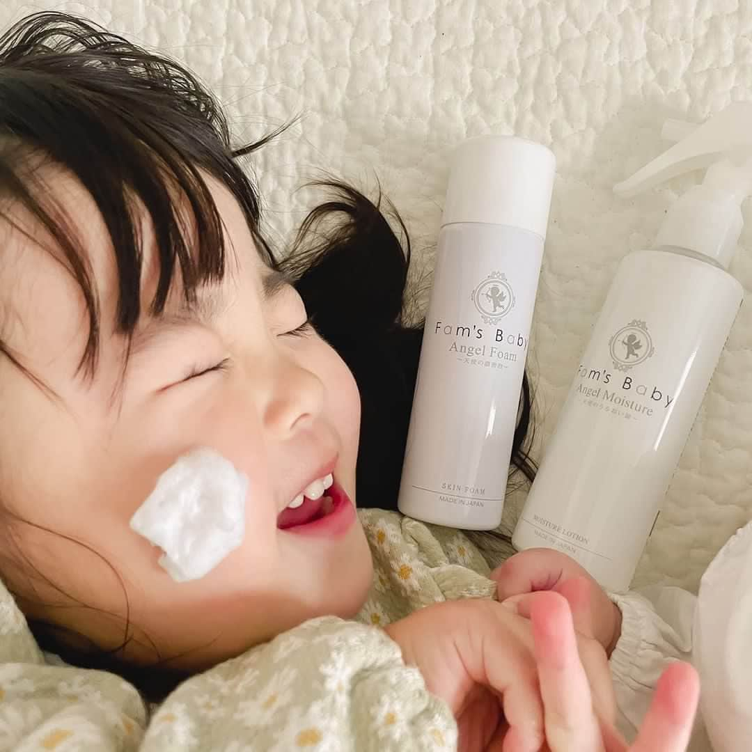 Fam's Baby ファムズベビーさんのインスタグラム写真 - (Fam's Baby ファムズベビーInstagram)「🤍我が子の笑顔は癒やし🤍 ママとキャッキャッして楽しそう♪  親子のコミュニケーションはとっても大事🌷 ファムズのスキンケアで楽しく泡あわケアしてみてくださいね♪  photo by @____hk__na.13 様withひなちゃん🎈 素敵なご投稿ありがとうございます✨ ※掲載の許可をいただいております  🫧バリアスキンケアセット☁️ エンジェルモイスチャー 内容量150ml エンジェルフォーム 内容量85g 4,620円（税込） ※エンジェルモイスチャーは半年を目処に使い切ってください。 ⁡ ------------------- 肌トラブル予防や育児・子育て情報発信👶🏻🍼 ママの心配事や疑問を解消する投稿を発信してます♪ @famsbaby 👈プロフィールからチェック♪ ------------------- ⁡ ⏬check 👶🏻赤ちゃんの成長を無料オンラインサポート👶🏻 【ファムズのがっこう】毎週開校中🏫 Instagramトップリンクから公式サイトへ♪ エンジェルフォームでアワアワになって可愛く楽しくスキンケアしよう☁️🤍 #泡あわアートキャンペーン #赤ちゃんのスキンケア #ファムズベビー をつけて投稿してください♪ 毎月10名様にお好きな商品をプレゼントしております🎁 ⁡ #ベビースキンケア#ベビースキンケア用品#赤ちゃんの保湿#赤ちゃんの肌トラブル#赤ちゃんスキンケア#赤ちゃん保湿#赤ちゃん用品#エンジェルフォーム#エンジェルモイスチャー#バリアスキンケア#子供のスキンケア」5月25日 17時56分 - famsbaby