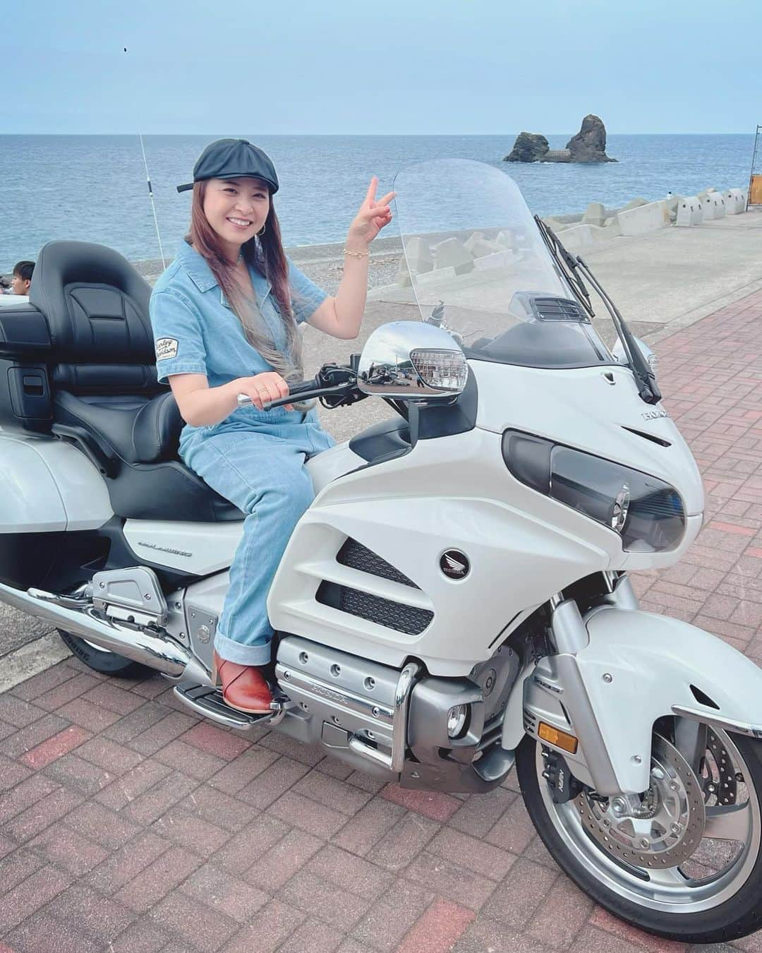 古澤恵さんのインスタグラム写真 - (古澤恵Instagram)「🏍️ピアパークバイクミーティング2023🏍️  お越しくださった方々ありがとうございました🧡🧡🧡 参加台数は去年より多かったみたいで会場を広げようか？とありがたいお話しもあるくらいです🙏✨  ウィズハーレーコラボ企画のハーレーコンテストでは写真を撮らせてくださった方々ありがとうございました🙏🇺🇸  初めましての方も、久しぶりの方も、最近ぶりの方も、とにかく楽しかった😆  普通イベントだとトークショーやサイン会や撮影タイムが終わったらあまりお客様と話す時間がないのだけど、ここはイベントが終わるまで会場をウロウロできるから皆さんとお話ししたり愛車と一緒に写真を撮っていただけたり、愛車に跨らせていただけたりほんとありがとうございました！  ゆるゆるとやらせていただけるのが楽しくて楽しくて♪ 顔がシワシワになるまで話しちゃって加工しないと大変なことに💦 まぁそれも生で会ういいところってことでね😜  また来年も道の駅ピアパークでお会いしましょう🏍️❤️‍🔥  モトライズ見てます！って声かけてくださる方が多くて頑張ってきて良かったなーと思いました🥰  写真②糸魚川市長様と(写真右) ③糸魚川市のヒスイレディさんと✨ ④⑤⑥お客様と触れ合い♪トークショーは緊張して苦手だけど顔と顔を合わせて話すのは大大大好き❣️ ⑦道の駅ピアパークの海が見えるレストラン「漁火」さん。名物はエビ天丼🦐今回私が食べたのは大牡蠣フライ🦪大きすぎて1年分の牡蠣食べた気分♪美味しかったー😋 ⑧来場者様のバイクを見るのが楽しい♪ ⑩道の駅ピアパークのシンボル亀の「ミリオン」🐢 . . . #ピアパークバイクミーティング12h  #ピアパークバイクミーティング2023 #道の駅ピアパーク親不知  #新潟県糸魚川市 #新潟LOVE #バイクミーティング #harleydavidson #アメリカンバイク #ウィズハーレー #withharley」5月25日 17時57分 - gugu1202