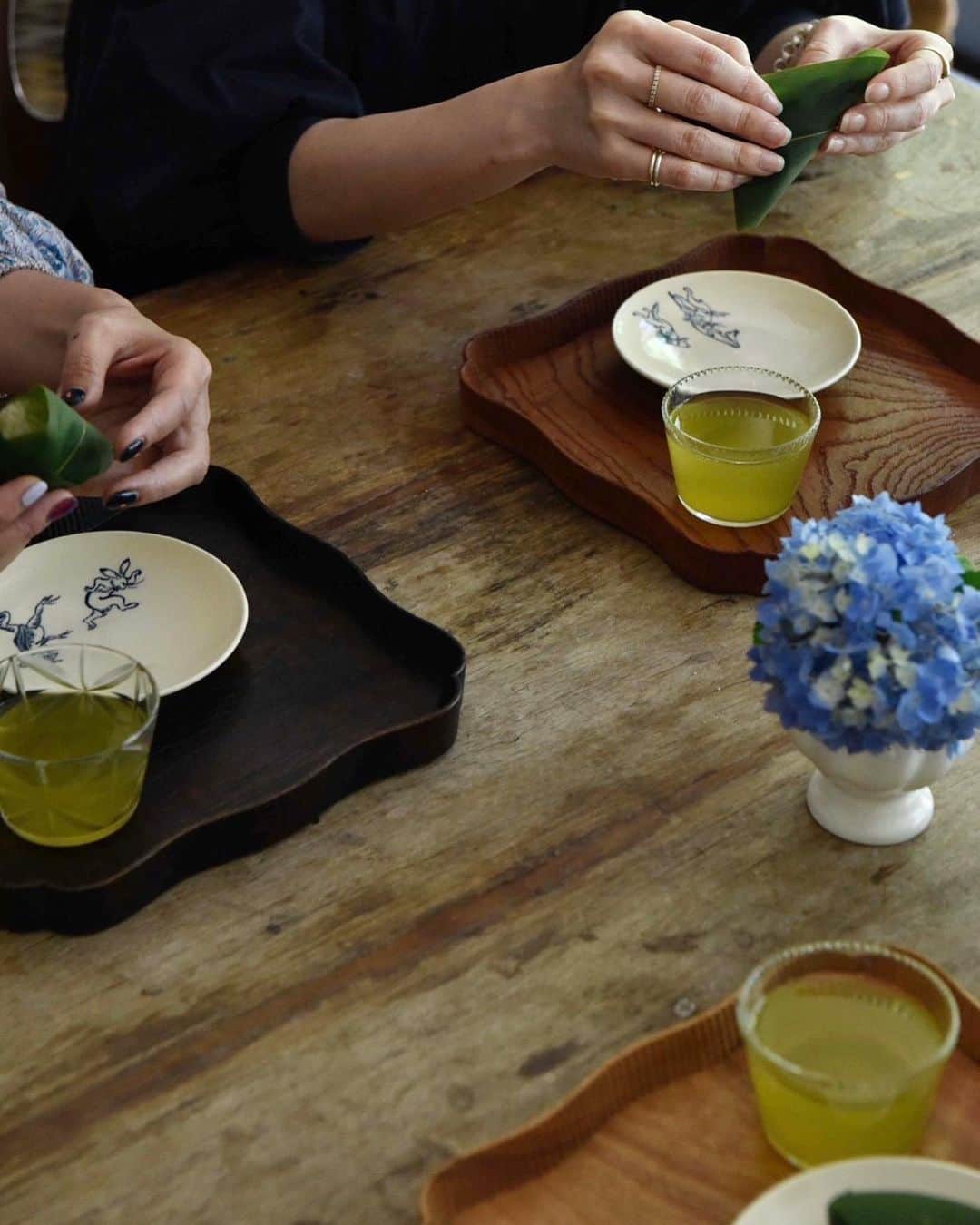 masakiさんのインスタグラム写真 - (masakiInstagram)「一服 麩饅頭と冷茶 庭の紫陽花をお部屋に呼んで 初夏のティータイム。 木の素材、仕上げでさまざまな表情をもつお盆たち。 ケヤキ漆、ケヤキオイル、栗オイル、﨓オイル。 @shibajiochiai 作、スペシャルな別注盆 どれも素敵ー♡」5月25日 17時58分 - mogurapicassowols