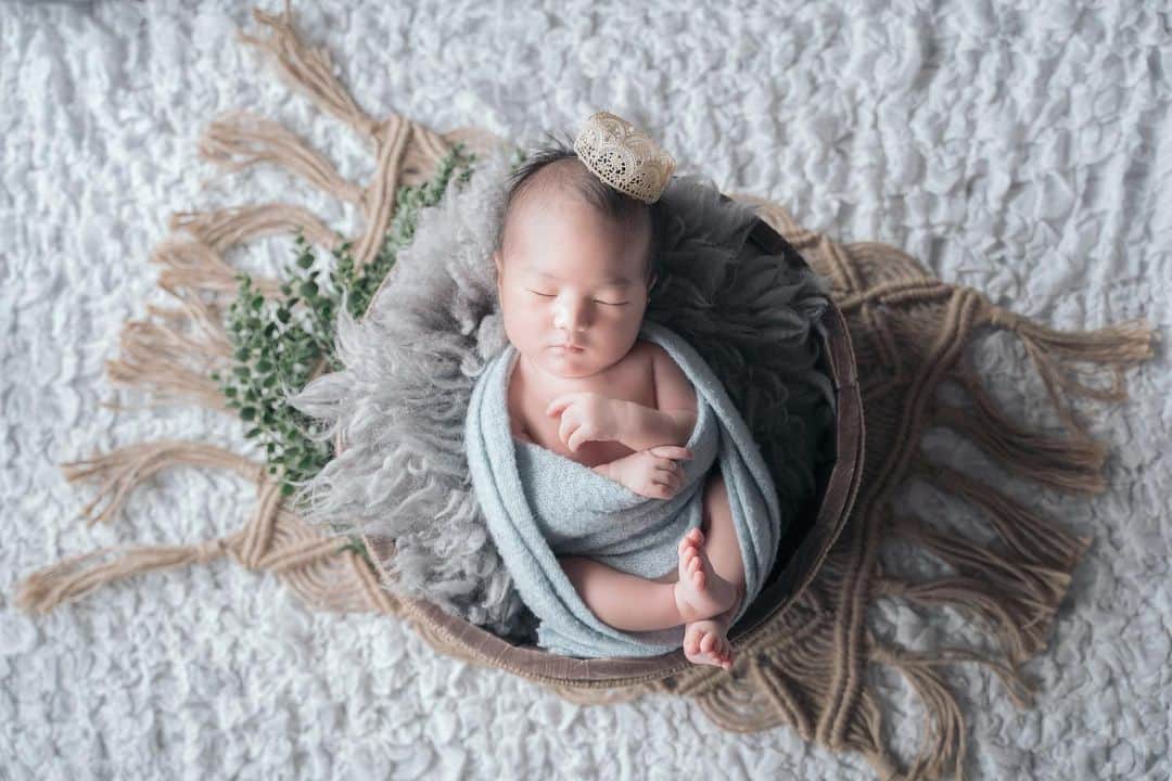 カナのインスタグラム：「🩵🐇👑🫶🏻🥕✨  目元はパパ、口元はママに似てる？🤍  #ニューボーンフォト #newbornphotography #男の子ママ #新生児 #新米ママ」