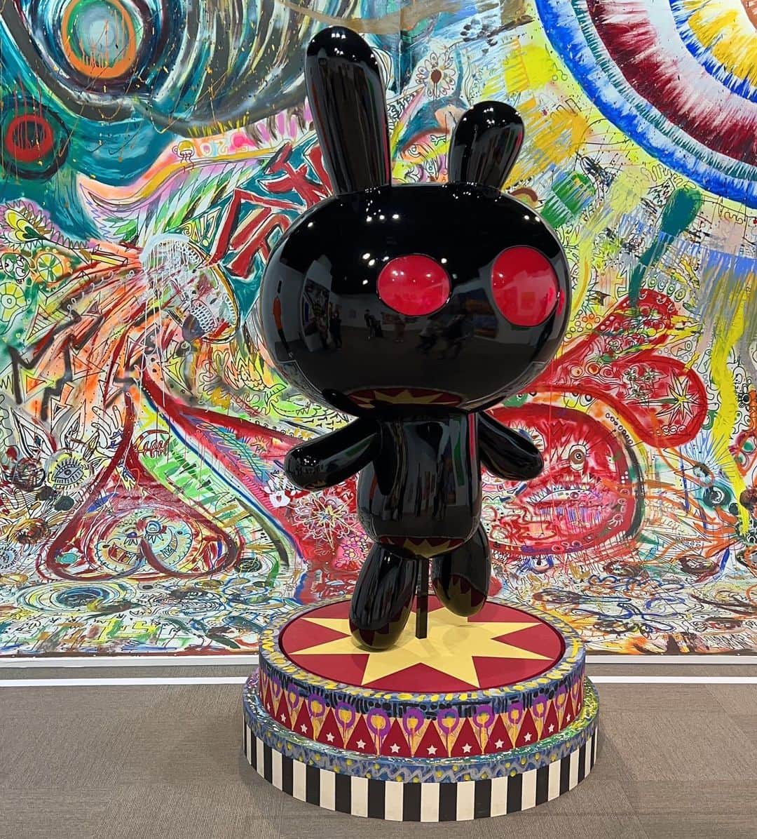 のインスタグラム：「香取さんの個展  『WHO AM I -SHINGO KATORI ART JAPAN』へ  先日、主人！姉！母と行って来ました✨😐」