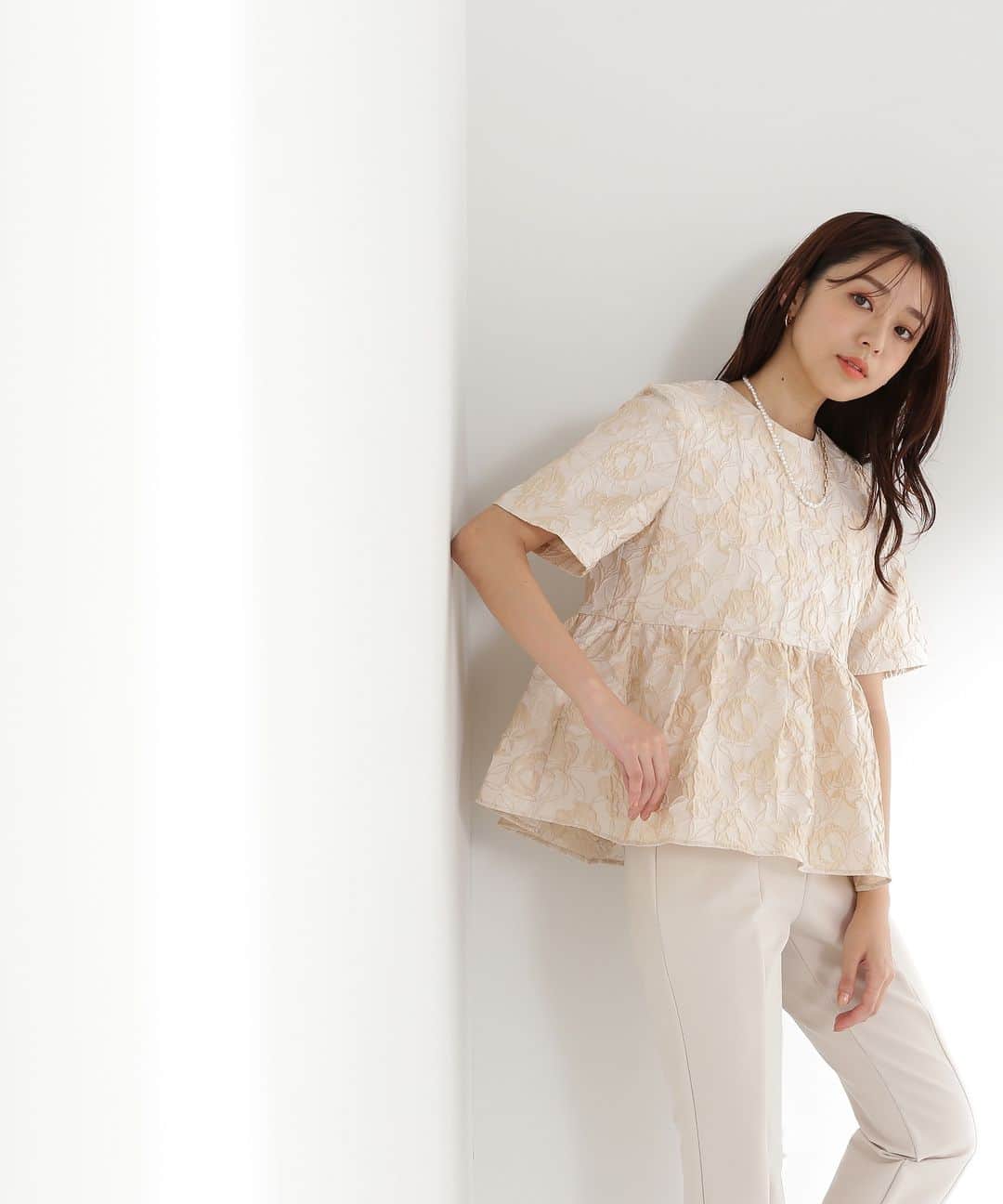 NATURAL BEAUTY BASICのインスタグラム：「2023 summer PRE ORDER.  ✔ジャガードペプラムブラウス ¥7,920 tax in color:ベージュ/クロ size:S/M #0173210650 6月中旬-下旬入荷予定  凹凸感のあるジャガード素材が存在感のある主役級ブラウス。 胸下からAラインに広がるフレアシルエットがトレンド感を演出しつつ、スタイルアップを叶えてくれます。 丈に前後差を付け、ヒップラインをさりげなくフォローしてくれるのも嬉しいポイント。 細身のシルエットのパンツと合わせたコーディネートがおススメです。  #ジャガード #ブラウス #ペプラムブラウス #半袖トップス #サマーコーデ #夏先取 #夏コーデ #初夏 #お出かけコーデ #カジュアルコーデ  #オフィスコーデ #オフィスカジュアル #通勤コーデ #大人可愛い #カラーコーデ #着回しコーデ #きれいめカジュアル #大人カジュアル #ベーシックコーデ #ベーシック #ナチュラルコーデ #トレンドスタイル #シンプルコーデ #ナチュラルビューティーベーシック #NATURALBEAUTYBASIC」