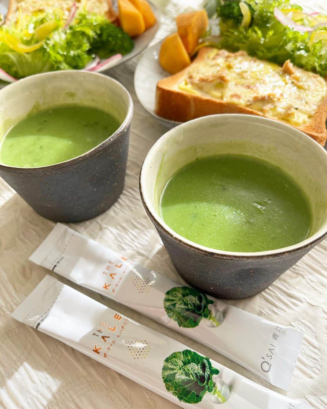 kyusai_kale_officialのインスタグラム：「ケールのポタージュ 作ってみたい！と思ったら「🥬」でコメントしてね！  パンにはあったか～いスープを合わせたくなりますよね😊  市販のポタージュスープにケールパウダーを混ぜるだけで栄養満点💕 見た目も鮮やかなお手軽ケールポタージュの出来上がり！  いつものメニューにケールパウダーを加えて、味変&栄養をプラスしちゃいましょう✨  Photo by @chiii32525 --------------------------------------------------- キューサイ【ケール・青汁】公式アカウントです🥬  オリジナルレシピやヘルス＆ビューティーケア情報をお届けしています✨  キューサイのケールや青汁を使った際は #キューサイ #ザケール をつけて投稿してみてくださいね！ ご紹介させていただくかもしれません🎵  豪華キャンペーンが当たるキャンペーン開催中🎁 詳しくはピン留め投稿をチェック✨ --------------------------------------------------- #キューサイ #qsai #ケール #ケールワーク #スーパーフード #kale #青汁 #健康生活 #ウェルエイジング #セルフケア #青汁レシピ #健康レシピ #健康ごはん #アレンジレシピ #ヘルシーレシピ #ヘルシースイーツ #ヘルシーおやつ #簡単レシピ #簡単おやつ #からだにやさしいごはん #からだにやさしいおやつ #料理好きな人と繋がりたい #美容好きな人と繋がりたい  #おうちカフェ #カフェごはん #ポタージュ #スープレシピ #美容と健康」