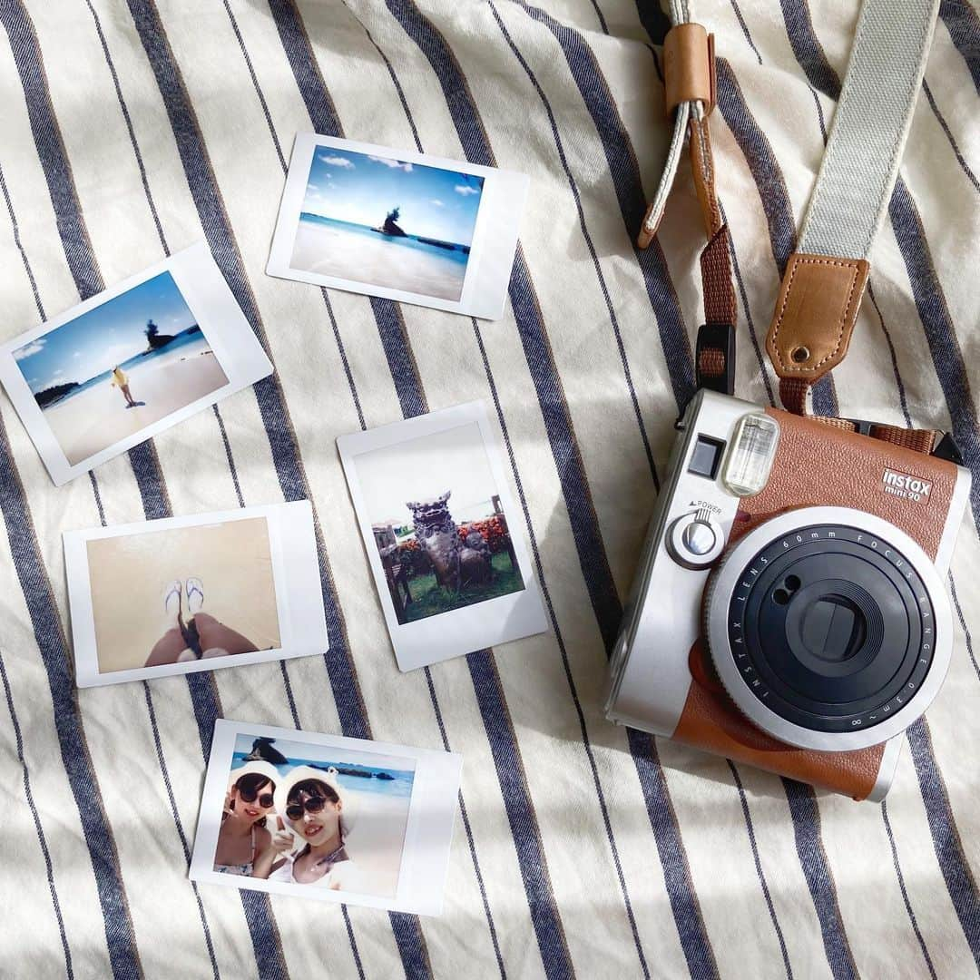 Fujifilm instaxさんのインスタグラム写真 - (Fujifilm instaxInstagram)「＼使ってみたい！と思ったら「📷」でコメントしてくださいね／ 【大切にしたい思い出だから🐚INSTAX mini 90】  旅行中に見た景色や、友人と一緒だからこその自然体な表情。 そんなかけがえのない瞬間を、形にして残しませんか？✨  INSTAX mini 90なら、その場でプリントできるから友人と一緒に眺めることができて、楽しさも倍増🤍  クラシックなデザインのINSTAX mini 90は、旅行の相棒にぴったり🐳 持ち歩くだけでかわいい、おしゃれさんのマストアイテムです🌼  Special Thanks😌 @chann_38  ﹋﹋﹋﹋﹋﹋﹋﹋﹋﹋﹋﹋﹋﹋﹋﹋﹋﹋﹋﹋﹋﹋﹋﹋ ˗ˏˋ 「𝐈𝐍𝐒𝐓𝐀𝐗<チェキ> 」公 式 ア カ ウ ン ト ˎˊ˗ 　チェキを楽しむためのヒントをたっぷりとお届け…🤍  　📷新商品情報 　📷すてきな投稿紹介 　📷 撮影アイデア  🏷 #チェキ #instax タグ付け&メンションしてね♡ 素敵な投稿はこのアカウントで紹介しちゃうかも🌷  𝐂𝐇𝐄𝐂𝐊👉@cheki_instax ﹋﹋﹋﹋﹋﹋﹋﹋﹋﹋﹋﹋﹋﹋﹋﹋﹋﹋﹋﹋﹋﹋﹋﹋ #チェキ #INSTAXlife #INSTAX #INSTAXmini  #INSTAXcamera #cheki #FUJIFILM #富士フイルム #チェキのある生活 #マイチェキ #INSTAXSQUARESQ1 #インスタックススクエア #フィルムカメラのある生活 #フィルムカメラ #selfie #カメラ女子 #チェキ女子 #ホカンス #ホテルステイ #おでかけ記録 #ショートトリップ #おでかけフォト #お出かけグッズ #幸せフィルム #チェキアルバム #置き画クラブ #置き画倶楽部」5月25日 18時00分 - cheki_instax