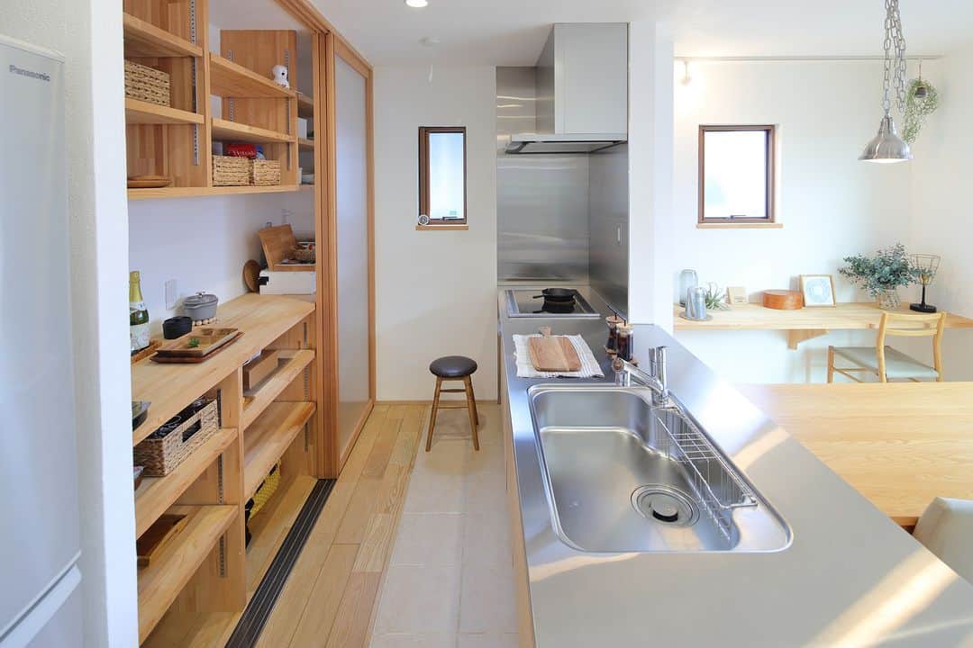 satsumahomeのインスタグラム：「目隠しもできる背面パントリーでスッキリとしたキッチンに🍳  ＿＿＿＿＿＿＿＿＿＿＿＿＿＿＿＿＿＿＿＿＿＿＿＿＿＿＿＿＿＿＿＿＿＿＿＿＿＿＿＿＿＿＿＿  「体に良くないものは使わない」  漆喰や無垢材などの自然素材だけを使って建てる。 体に安心・安全な無添加の家。 豊中市・箕面市を中心とした北摂エリアで注文住宅を建てる専門工務店です。 ＿＿＿＿＿＿＿＿＿＿＿＿＿＿＿＿＿＿＿＿＿＿＿＿＿＿ さつまのリフォーム ▷@picnicstudio_osaka さつまの不動産　 ▷@sh.fudousan さつまのLINE ▷@sh.lineinfo  #さつまホーム #無添加住宅 #漆喰  #マイホーム記録 #注文住宅 #家づくり #施工事例 #いえすたぐらむ #おうち時間を楽しむ #ルームツアー #後悔しない家づくり #工務店だからつくれる家 #こだわりの家 #高気密高断熱 #設計事務所 #HEAT20 #自然素材の家 #デザイン住宅 #シックハウス対策 #キッチン #パントリー #家づくり計画」