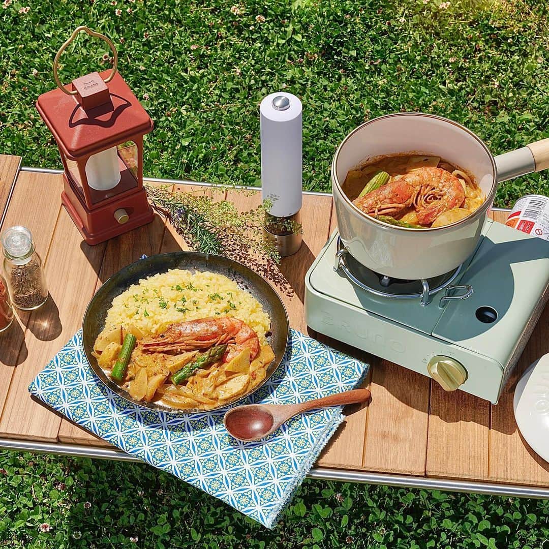 BRUNOさんのインスタグラム写真 - (BRUNOInstagram)「＼ オソトで！カレー日和☻ ／   オソトでカレーが食べたい！ 今日はキャンプやオソトごはんにぴったりな 「エビとたけのこのココナッツカレー」を紹介するよー！   キャンプ飯レシピサイト、 @sotorecipe さんに監修いただきました☻   お野菜とスパイスをふんだんに使用した旨味たっぷり🦐食べ応え満点のカレーです。   --- 【材料】2人分 有頭えび…2尾 たけのこ（水煮）…150g 新玉ねぎ…1個 新じゃがいも…1個 アスパラガス…2本 トマト（大）…1個 オリーブ油…大さじ2 カルダモン（ホール）…1粒 クミンシード…小さじ1/2 生姜（みじん切り）…5g にんにく（みじん切り）…1片 Aココナッツミルク…150ml Aターメリック（パウダー）…小さじ1 Aガラムマサラ…小さじ1 Aカイエンペッパー…お好みで 黒こしょう…少々 塩…小さじ2   【作り方】   1.えびは背わたを取り、背側の殻に切り込みを入れる。たけのこ、新じゃがいもは食べやすい大きさに切り、新玉ねぎは薄切りにする。アスパラガスは4等分の長さに切り、トマトは皮をむいて角切りにする。   2.鍋にオリーブ油をひき、包丁で潰したカルダモンとクミンシード、生姜、にんにくを入れて中火で炒める。   3.香りが立ってきたら、新玉ねぎと新じゃがいも、塩小さじ1を加えて炒める。   4.新玉ねぎと新じゃがいもが柔らかくなったら、トマトとたけのこを加えて10〜15分ほど蓋を開けたまま煮込む。   5.水分が飛んでもったりとしてきたら、Aとえび、塩小さじ1を加えてさらに5分ほど水分を飛ばすように煮込む。   6.できあがる直前でアスパラガスを入れ、1〜2分煮る。盛りつけて、スパイスミルでこしょうをふる。炊いておいたご飯（分量外　お好みでターメリックライスに）に盛り付けて完成。 ---   使用したBRUNOアイテムはこちら！ キャンプやオソトごはんで大活躍◎ ・カセットコンロミニ ・ホーロー片手鍋 ・LEDライト付きスパイスミル   ぜひつくってみてねー！   #BRUNO#ブルーノ#BRUNOがある暮らし#おうちでBRUNO#暮らし#暮らしを楽しむ #日々の暮らし#こどものいる暮らし #ファミリー #アウトドア料理 #キャンプ飯 #食卓 #BRUNOカセットコンロ #ブルーノカセットコンロ #ファミキャン #カセットコンロミニ #カセットコンロ  #ガスコンロ #卓上コンロ  #アウトドア用品  #ベランピング #キャンプ #キャンプ用品 #キャンプ好きな人と繋がりたい #カレー #カレー部 #カレー好きな人と繋がりたい #お外ごはん #富士ホーロー #ホーロー鍋」5月25日 18時00分 - bruno_enjoy