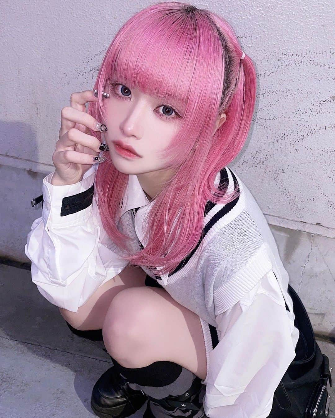 いちさんのインスタグラム写真 - (いちInstagram)「ねー好きって言ってよ？  #idol #cosplay #cosplayer #cosplaygirl #japanesegirl #girl #selfie #instagood #hightone #maid #pinkhair #highlighthair #twins #twintail #fff #lfl #l4l #ハイライトカラー #アイドル #派手髪 #ウルフカット #ウルフ」5月25日 18時00分 - ichi_7cos