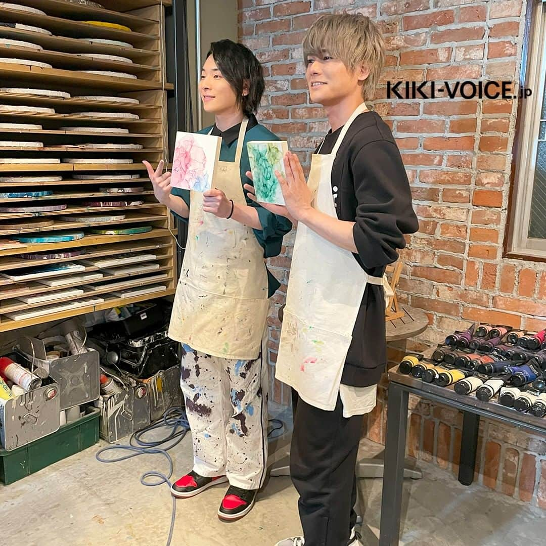 VOICE Newtypeさんのインスタグラム写真 - (VOICE NewtypeInstagram)「・ 「ボイスニュータイプ」のWEBサイト[KIKI]で連載中「市川太一＆八代拓の市か八か！」 本日は撮影の際スタッフが収めた5月号のオフショットを公開📸  .  事務所の先輩＆後輩であり、同い年コンビの  #八代拓 さん＆ #市川太一 さんによる好評連載 「市（イチ）か八（バチ）か！」  今月は #たらし込みアート ＆ #アルコールインクアート に挑戦✨ 2人とも素敵な仕上がりに大満足😆 会員限定 #ムービー ＆ #チェキプレゼント もお見逃しなく！  .  プロフィールのURLからKIKIにアクセス▶@voice_newtype  連載記事は「Journal 連載」のバナーからチェックできます🥰  ▼記事URL SIDE市：https://kiki-voice.jp/journal/1635 SIDE八：https://kiki-voice.jp/journal/1644 .  #KIKIVOICEJP #市か八か #声優 #ボイスニュータイプ #voicenewtype #芸術」5月25日 18時01分 - voice_newtype