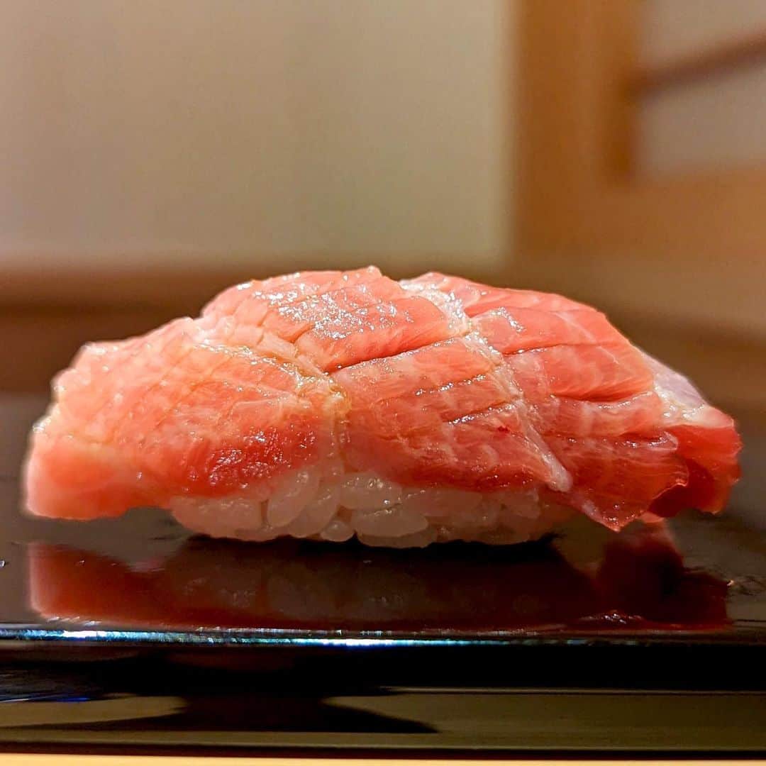のインスタグラム：「外苑前『鮨 将司』🍣 2023年ミシュラン1ツ星獲得店⭐️ ザ・リッツカールトン東京の鮨屋、 鮨ます田などで修行された店主。 ⁡ まずは名刺代わりの手巻き！ 甘い雲丹にとろけるマグロ、 奈良漬の食感と独特な風味がクセになる🥺💓 ⁡ おつまみは鮑 肝、ホタルイカのなめろう 白海老キャビア、桜鱒燻製など🐟 ⁡ 看板メニューはマグロのすき焼き！ 食べ終えたあとの残った卵黄に、 酢飯を入れて食べる"鮨屋のTKG"たまらん…🍳 ⁡ 握りは鮪3種や小肌、車海老、煮ハマグリ。 シャリはほどよい酸で、空気を含ませながら握り ほろほろとほどけていった🥺🍣 ⁡ 海外のお客さんが多く、私たち以外は海外の方で 英語対応も慣れていらっしゃるお店✨ ⁡ おつまみも握りもめちゃくちゃ美味しかった。 ーーーーーーーーーーーーーーーーーーーーー おまかせコース📝 ⁡ ・雲丹とマグロ奈良漬の手巻き ・白海老キャビア ・桜鱒燻製 ・鮑 肝 ・太刀魚焼き ・ホタルイカのなめろう ・鮪トロすき焼き ・金目鯛 ・イサキ ・鳥貝 ・鯛の酒盗の茶碗蒸し ・赤身、中トロ、大トロ ・小肌 ・車海老 ・煮ハマグリ ・玉子 ・お味噌汁 追加 ・きゅうり巻き ーーーーーーーーーーーーーーーーーーーーー 読んでくださってありがとうございます💓 🔖@tabe_megumi 東京・福岡を中心に 美味しいお店を紹介してます☺️ チェックしてみてね✨ ーーーーーーーーーーーーーーーーーーーーーー #鮨将司 #東京鮨 #外苑前グルメ #外苑前鮨 #鮨 #おすし #すし #めぐログ_外苑前 #めぐログ_鮨 #sushi #japanesefood」