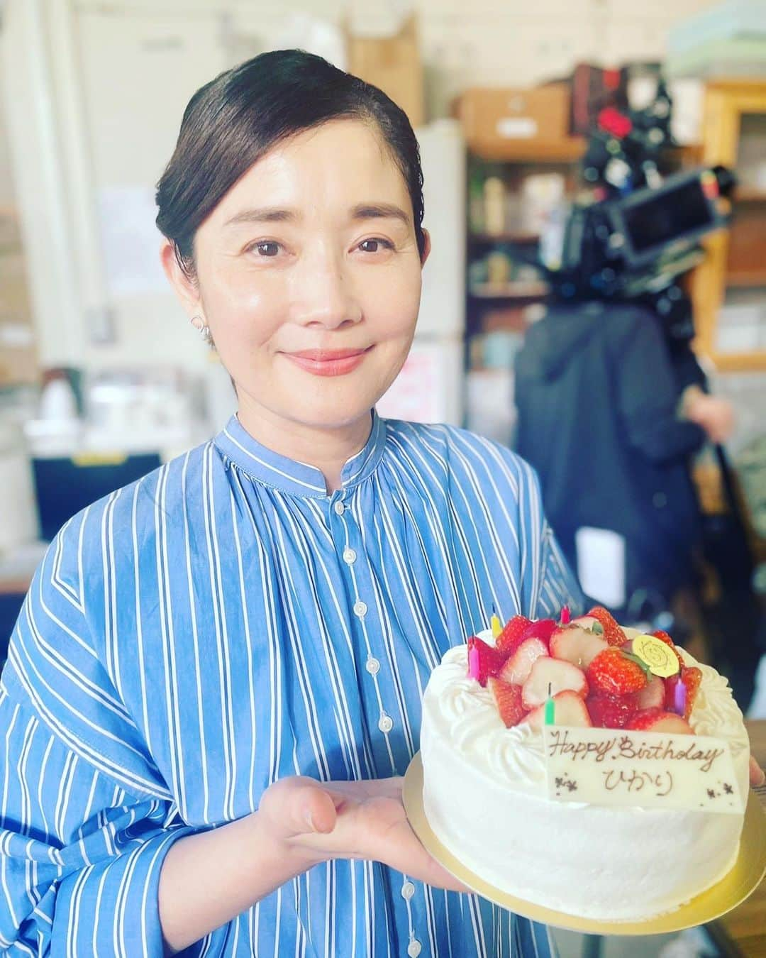 石田ひかりのインスタグラム：「ありがとうお誕生日会🎂🎊😭 りんご多めのお誕生日会😝🍎  今年も現場でのお誕生日でした 今日も早よからワイワイ楽しくさつえい みなさんにお祝いしていただき とてもとても嬉しかったです🍎  わたしは運命の巡り合わせで 50歳で子育てひと段落しました 10代20代は自分に、時間とお金を使いたいだけ使い 30代40代は家族と自分のために必死で生きました🎯 そうして出来上がったのが、こんにちのひかりんご🍎  人生100年あるならば（もっとほしい） あと50年、どんな日々にしようかなるのか とにかくワクワクしております😆😆😆  兎にも角にも家族みんなが健康で 小さなことに喜びを感じ 朝起きてオータニサーンとお庭の花々と 2人の娘たちを愛で 夜はタイガースの結果に一喜一憂する夫を白い目で見て ああ今日も楽しかったと、ぷくちゃおと共にお布団に潜り込む🥱 そんなつましい日々に、わたしは心から幸せを感じるのです☺️  朝からお友達からもたくさんお祝いメールをもらって ちゃんと返信できてなくてごめんなさい！ 撮影ちうで、てんてこ舞いで🙇🏻‍♀️🙇🏻‍♀️ この場を借りて 覚えていてくれてありがとうと、ごめんなさいを🙇🏻‍♀️  いつも応援してくださる皆さまにも 心からありがとうございますを お伝えしたいです！  ひかりんご🍎  #ありがとうお誕生日会🎂」