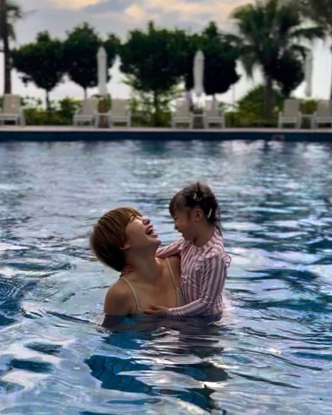 長谷川あやのインスタグラム：「・ とにかくプールが大好きな👧🫶←  後半の写真は 〝お部屋に戻りたい母vs戻りたくない娘″ の戦い💪笑  #子供のいる生活#女の子ママ#小夏のいる生活#thebusenaterrace#4歳#沖縄」