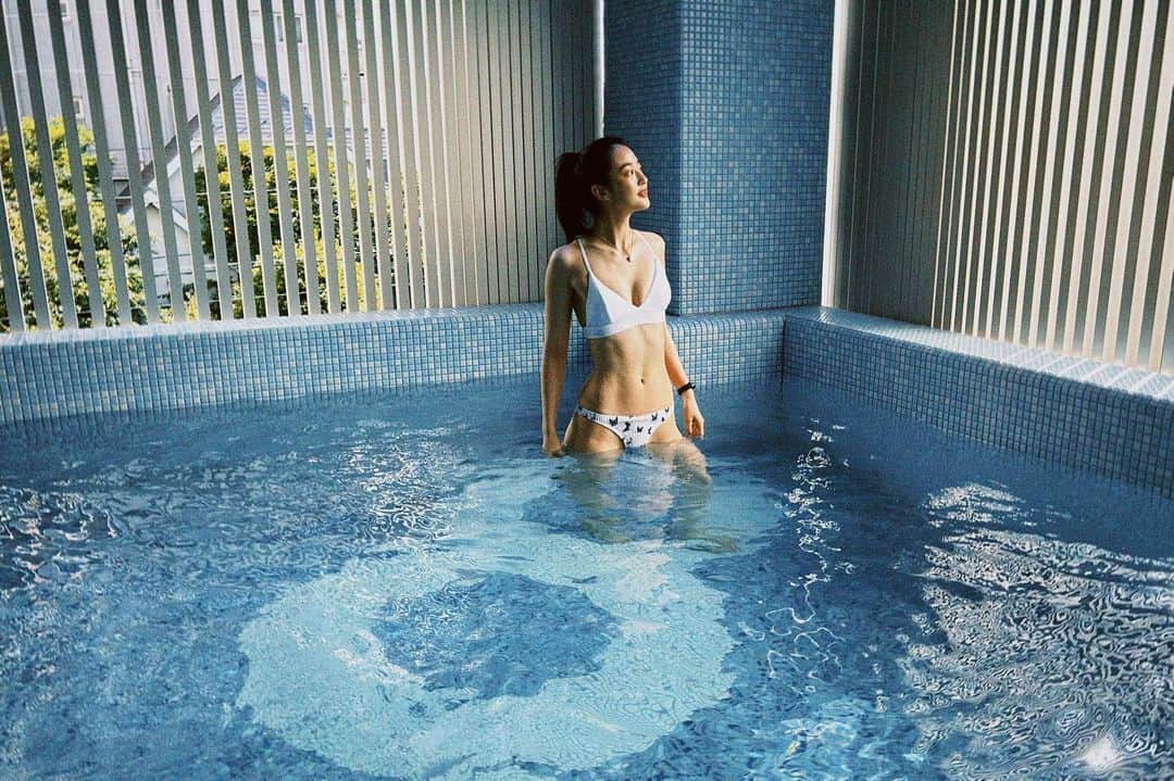 青野楓のインスタグラム：「@8hotel_fujisawa🌴  穏やかな時間🩵🥥気持ちよかったー！！全てがかわいいサウナのあるホテル。  #湘南 #8ホテル #ホテル #サウナ #スパ #sauna #8hotel #hotel#楓サウナ」