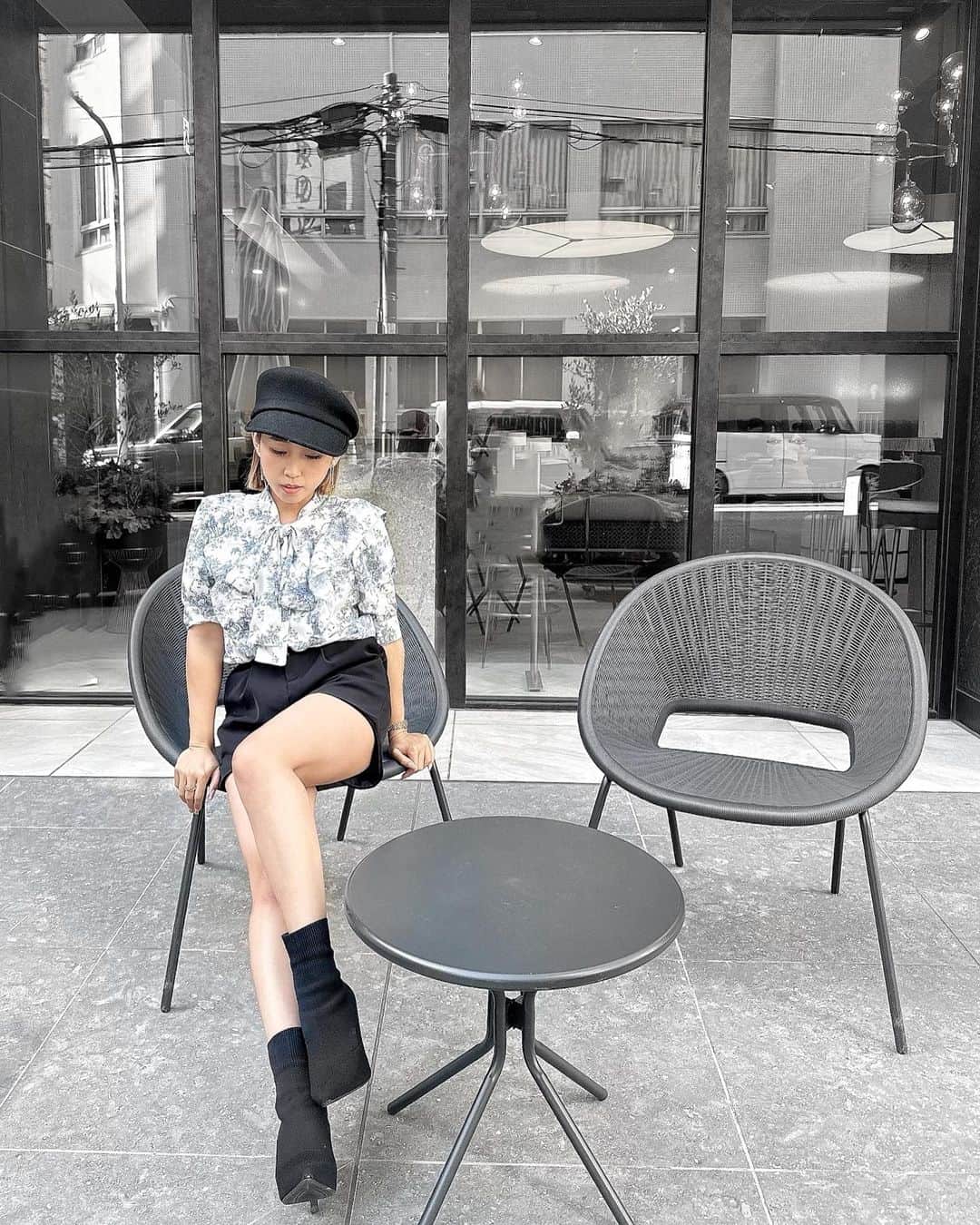 みにあやのインスタグラム：「たまには珍しくLADYに💋  トップスはブラックとブルーと あったんだけど春っぽいカラーを🤍🤍  この日は、上下プチプラ🌟 なんと・・・・・ 上下で3,400円いかない🤣笑  小物次第で高見え出来るし 私はお洋服で節約して 原資を貯めるタイプです😉 節約してもお洒落には手を 抜きたくないので 素材感とかはかなり気にする🫣  　　 OOTD ￣￣　　　 ￣￣ ▪︎トワルドジュイ柄ボウタイフリルブラウス ブランド：GRL 品番：gn93  ▪︎ タックハイウエストショートパンツ ブランド：GRL 品番：at1744」
