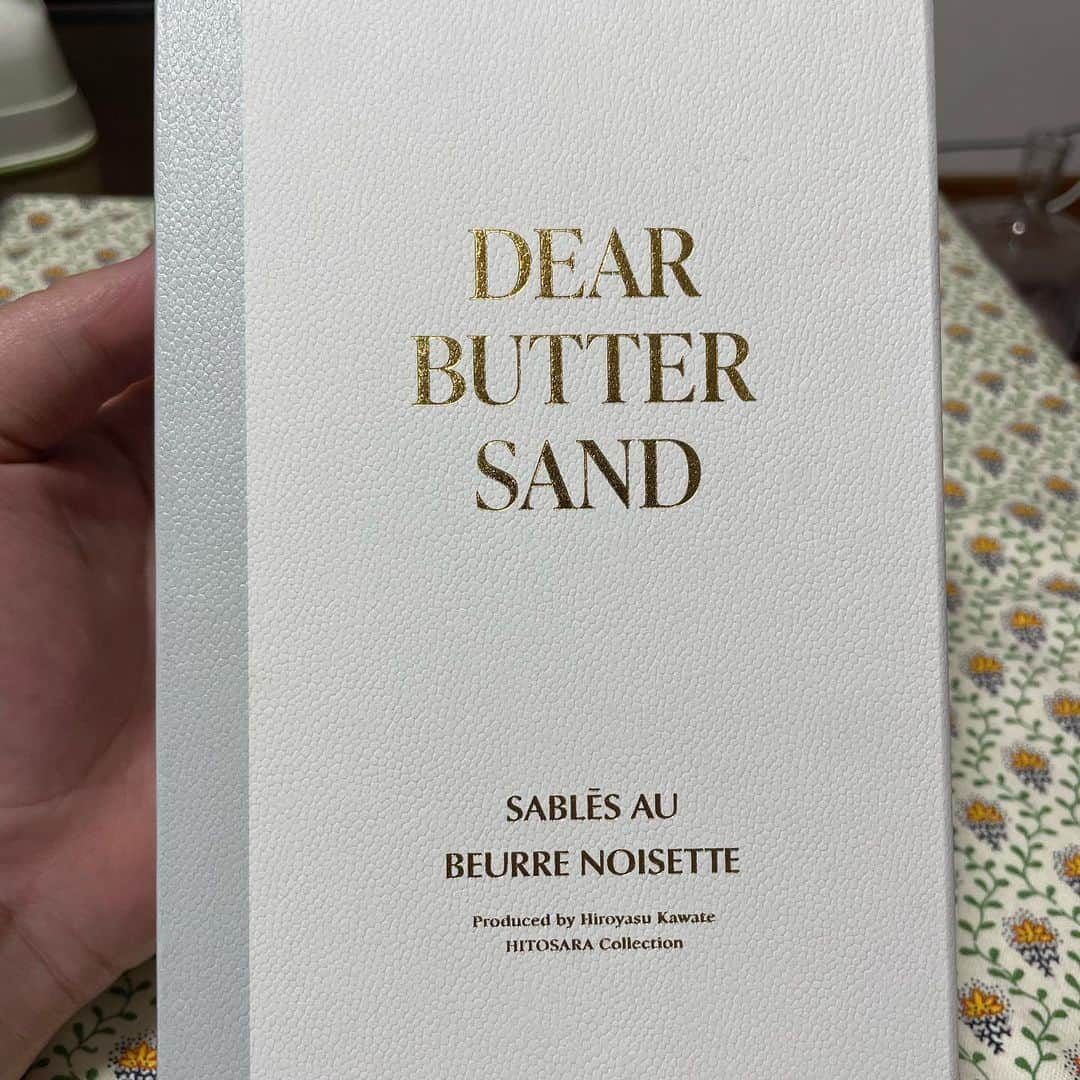 リンリンさんのインスタグラム写真 - (リンリンInstagram)「[#dearbuttersand] ミシュラン2つ星のシェフが初プロデュースした幸せの焦がしバターサンド😍 ⚠️値段下に記載⚠️ . ———————⚠️注文内容⚠️————— ■幸せの焦がしバターサンド 6個入　4480円 ✔︎一個のポーションデカめ ✔︎冷凍なのに生地がザックザク ✔︎タグ付けしてある公式アカウントに飛び URLから通販サイトに飛び購入可能 ✔︎現在7月後半分の予約注文受付中 . こちらは「世界のベストレストラン50」 入賞&ミシュランニつ星など世界的に活躍する#フロリレージュ 川手寛康シェフ初プロデュースのプレミアスイーツ「幸せの焦がしバターサンド」が誕生‼️ . 箱が超オシャレ‼️ 本の様な作りになっているの🥺 それを開けると中にバターサンドが✨ 正直見るまでは一個のポーションが小さめと 思ったんですが、実際見ると一個のポーションがデカい‼️ . 更にビックリしたのが冷凍なので生地が 死んでると思ったら、ビックリする程 ザックザク♫ . 食べてみると口の中にバターの風味が広がり 更に大粒のレーズンがお目見え🥺 非常に上品な美味しさで本当に美味しい🥰 . レーズンバターサンド好きな人は買った方がいい‼️ 箱もオシャレなのでプレゼント🎁にもオススメ‼️ . 現在現在7月後半分の予約注文受付中なので 皆様是非☺️❤️ . #ディアバターサンド#pr #幸せの焦がしバターサンド#スイーツギフト #お取り寄せスイーツ #親愛の六角形 #六角形は親愛の形 #お取り寄せグルメ##cafestagram#japanfood#tokyofood」5月25日 18時06分 - rinrin99999