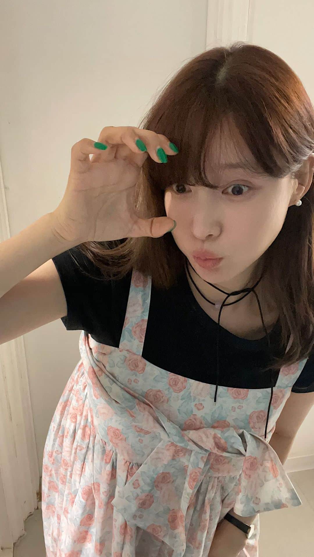 nanaのインスタグラム：「모두 나흐나흐  @ribbontie_official  에서 만나실수 있또용 이너 나시는  투굿입니당(판매처는 몰라용) 후훗. 매번 감사합니다!!!」