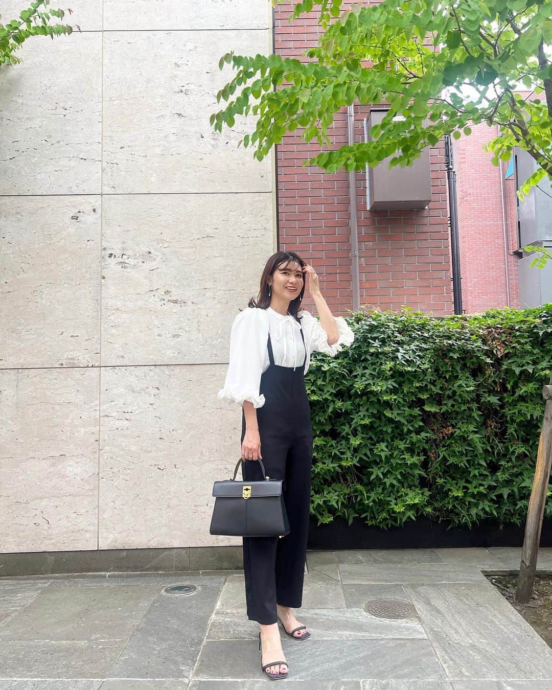 吉田奈央さんのインスタグラム写真 - (吉田奈央Instagram)「久しぶりーふのモノトーン。  白×黒だけでパンダやわ🐼  袖のふりふり可愛くて買ったわ！  少し大人しく見せたかったから 動画はやめた。  #モノトーンコーデ」5月25日 18時09分 - nao70818
