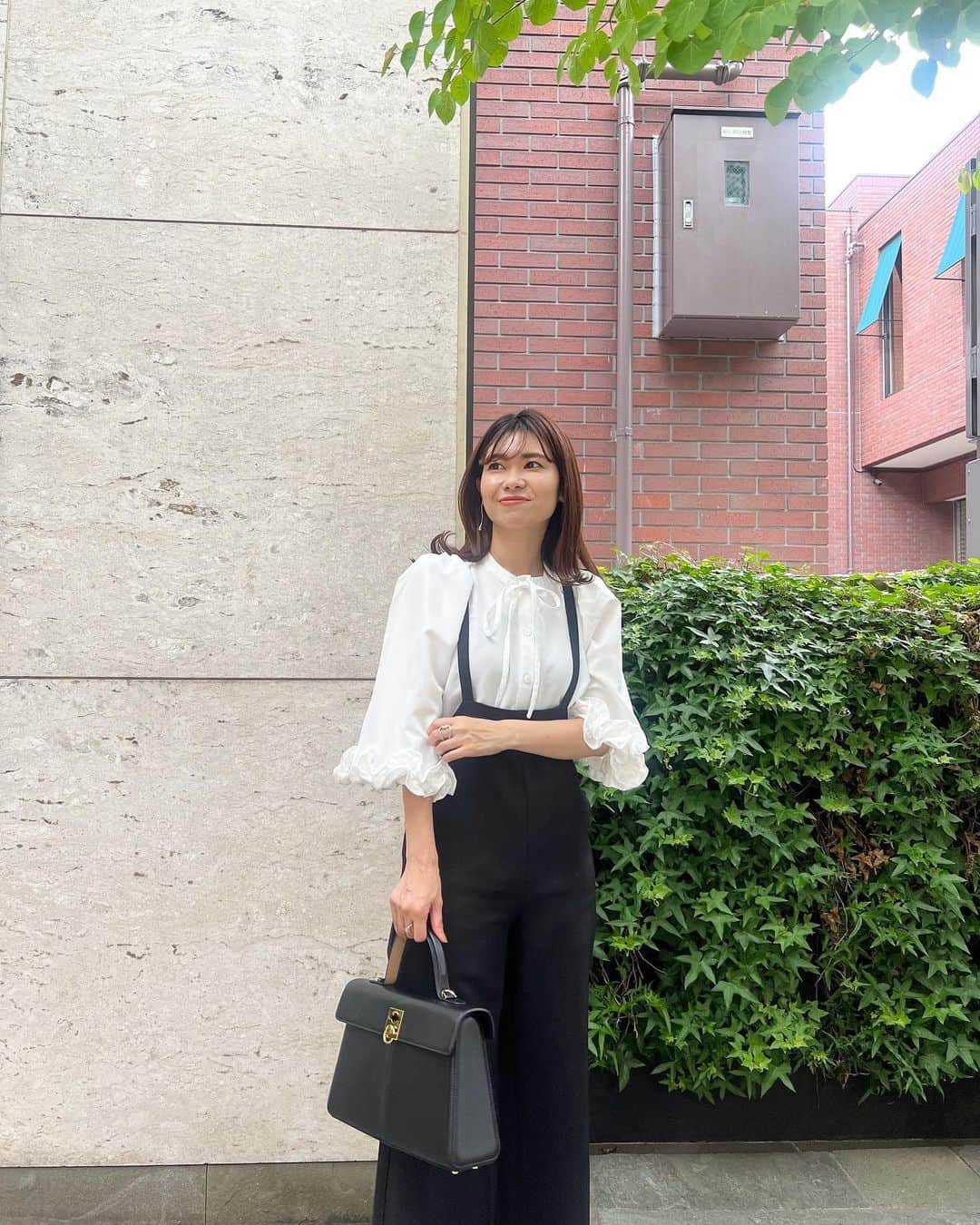 吉田奈央のインスタグラム：「久しぶりーふのモノトーン。  白×黒だけでパンダやわ🐼  袖のふりふり可愛くて買ったわ！  少し大人しく見せたかったから 動画はやめた。  #モノトーンコーデ」