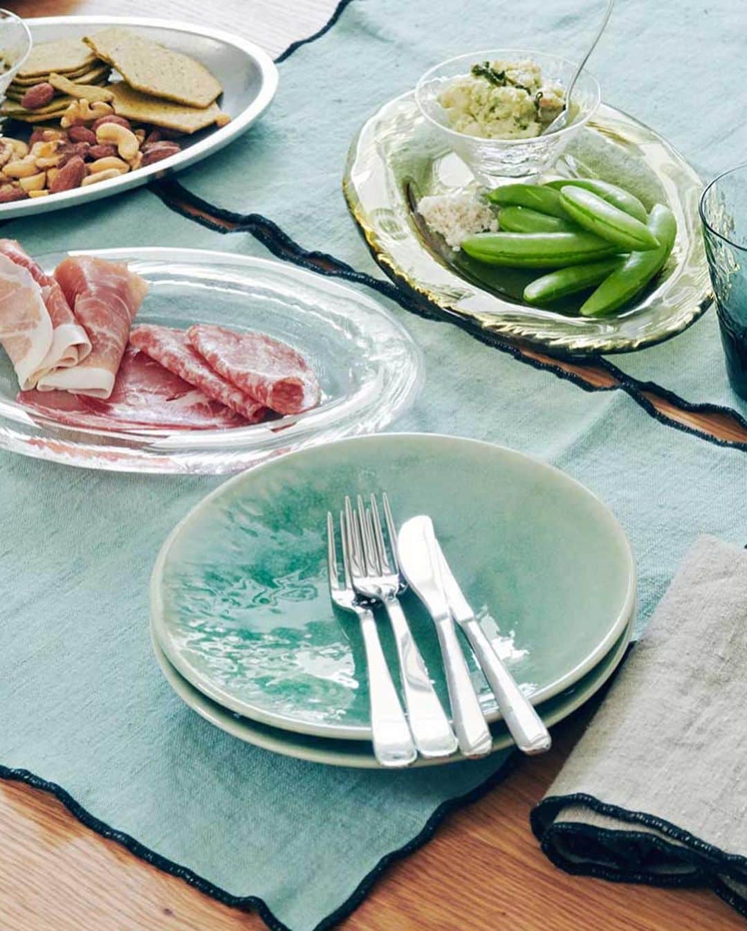 IDÉE／イデーさんのインスタグラム写真 - (IDÉE／イデーInstagram)「週末の食卓にガラスのお皿を。  ちょっと特別な時間を過ごすのなら、ガラスのお皿を選ぶのがいい。そこに色合いが美しい食材を盛って。それだけでいつもの食卓とちょっと雰囲気が変わって特別なものになります。  季節の食材で身体が満たされつつ、涼やかなガラスのお皿でゆったりとした時間を味わってください。  #IDÉE #IDÉESHOP #idee #ideeshop #イデーショップ #イデー #interior #tableware」5月25日 18時14分 - lifewithidee