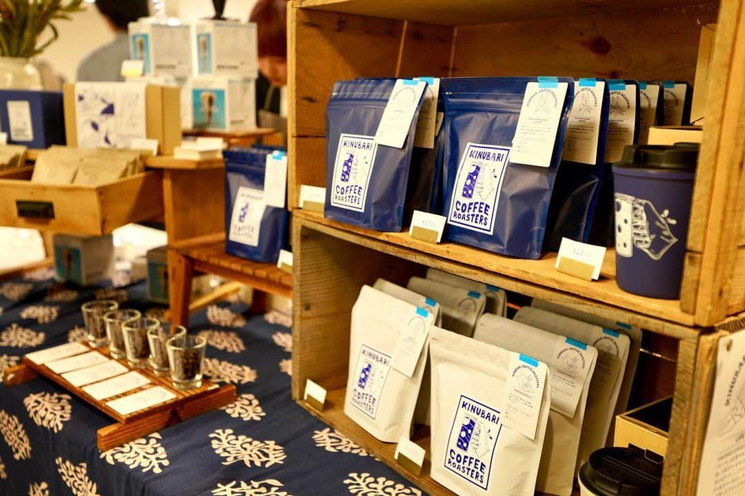poroco（ポロコ）さんのインスタグラム写真 - (poroco（ポロコ）Instagram)「✨本日から札幌パルコでスタート！✨ COFFEE CITY FESTIVAL SAPPORO☕️ @coffee_city_fes    “街のカルチャーはコーヒーショップによって作られる”   札幌パルコ7Fで、コーヒーのイベントが開催中‼️ 道内各地にあるロースタリーが集結し、街のコーヒー文化を創っていこうというこのイベント。   今回はゲストシティとして、名古屋からも5件出店❗️   3枚綴り、5枚綴りのチケットを購入すると、1枚で1杯のコーヒーの試飲ができ、気に入った豆を購入したり、お店の方と直接お話しできたり😊✨   ****** 今回、試飲してみたのは・・・ ②枚目 上川町「KINUBARI COFFEE ROASTERS」さん 苦味と酸味を抑えた甘さ際立つナチュラルプロセスのコーヒー。   ③枚目 札幌・鷹栖町を中心に活動する「DEER COFFEE ROASTERY」さん ご夫婦でルワンダのコーヒー豆を専門に扱うコーヒー屋さん。   ④枚目 三笠市「2 Beans Coffee」さん 「甘さ」を大切にしたスペシャルティコーヒー   ⑤枚目 札幌市「スカイブルーコーヒー」さん 主に浅煎りで焙煎するスペシャルティコーヒー   ⑥枚目 豊田市「WORKBENCH COFFEE ROASTERS」さん 初恋のようなキュンと甘くクリーンなコーヒー ****** ⑦枚目 試飲はしませんでしたが、大好きでよく買う「紅櫻珈琲」さん。 夏に新たな店舗がオープンらしく、その新作コーヒ豆も販売されていましたよ‼️   ⑧枚目 今回、新たな取り組みとして、DJブースを設置。 5/27（土）・28（日）15：00～は特別なmusicの時間に！   ⑨枚目 「THE RELAY」さんのブースでは、コーヒーウェアの販売も！   ⑩枚目 コーヒーのおともも販売。写真は「Birthday Eve」さん。     そのほか、購入した豆をセルフミルできるコーナー、ロースターによるドリップ教室、4,000円以上購入すると抽選でコーヒーグッズが当たるプレゼントまで！ 盛りだくさんの内容！     5/29（月）までなので、ぜひ立ち寄ってみてくださいね♪   *********** 日程：2023/5/25（木）～29（月） 時間：12：00～19：00（土・日曜10：00～） 会場：札幌パルコ 7Fスペースセブン（札幌市中央区南1条西3丁目3） 料金：【前売】3枚券付きパンフレット500円、5枚券付きパンフレット800円 ※当日はプラス100円 問合せ：札幌パルコ TEL：011-214-2111（代）  #poroco #ポロコ #札幌パルコ #coffeecityfestival #コーヒーシティフェスサッポロ2023 #コーヒー好き #コーヒーカルチャー #コーヒー文化 #札幌イベント #札幌カフェ #sapporocafe #札幌 #sapporo」5月25日 18時16分 - poroco_magazine