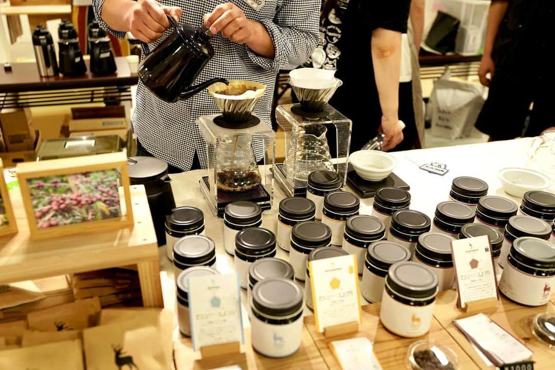 poroco（ポロコ）さんのインスタグラム写真 - (poroco（ポロコ）Instagram)「✨本日から札幌パルコでスタート！✨ COFFEE CITY FESTIVAL SAPPORO☕️ @coffee_city_fes    “街のカルチャーはコーヒーショップによって作られる”   札幌パルコ7Fで、コーヒーのイベントが開催中‼️ 道内各地にあるロースタリーが集結し、街のコーヒー文化を創っていこうというこのイベント。   今回はゲストシティとして、名古屋からも5件出店❗️   3枚綴り、5枚綴りのチケットを購入すると、1枚で1杯のコーヒーの試飲ができ、気に入った豆を購入したり、お店の方と直接お話しできたり😊✨   ****** 今回、試飲してみたのは・・・ ②枚目 上川町「KINUBARI COFFEE ROASTERS」さん 苦味と酸味を抑えた甘さ際立つナチュラルプロセスのコーヒー。   ③枚目 札幌・鷹栖町を中心に活動する「DEER COFFEE ROASTERY」さん ご夫婦でルワンダのコーヒー豆を専門に扱うコーヒー屋さん。   ④枚目 三笠市「2 Beans Coffee」さん 「甘さ」を大切にしたスペシャルティコーヒー   ⑤枚目 札幌市「スカイブルーコーヒー」さん 主に浅煎りで焙煎するスペシャルティコーヒー   ⑥枚目 豊田市「WORKBENCH COFFEE ROASTERS」さん 初恋のようなキュンと甘くクリーンなコーヒー ****** ⑦枚目 試飲はしませんでしたが、大好きでよく買う「紅櫻珈琲」さん。 夏に新たな店舗がオープンらしく、その新作コーヒ豆も販売されていましたよ‼️   ⑧枚目 今回、新たな取り組みとして、DJブースを設置。 5/27（土）・28（日）15：00～は特別なmusicの時間に！   ⑨枚目 「THE RELAY」さんのブースでは、コーヒーウェアの販売も！   ⑩枚目 コーヒーのおともも販売。写真は「Birthday Eve」さん。     そのほか、購入した豆をセルフミルできるコーナー、ロースターによるドリップ教室、4,000円以上購入すると抽選でコーヒーグッズが当たるプレゼントまで！ 盛りだくさんの内容！     5/29（月）までなので、ぜひ立ち寄ってみてくださいね♪   *********** 日程：2023/5/25（木）～29（月） 時間：12：00～19：00（土・日曜10：00～） 会場：札幌パルコ 7Fスペースセブン（札幌市中央区南1条西3丁目3） 料金：【前売】3枚券付きパンフレット500円、5枚券付きパンフレット800円 ※当日はプラス100円 問合せ：札幌パルコ TEL：011-214-2111（代）  #poroco #ポロコ #札幌パルコ #coffeecityfestival #コーヒーシティフェスサッポロ2023 #コーヒー好き #コーヒーカルチャー #コーヒー文化 #札幌イベント #札幌カフェ #sapporocafe #札幌 #sapporo」5月25日 18時16分 - poroco_magazine