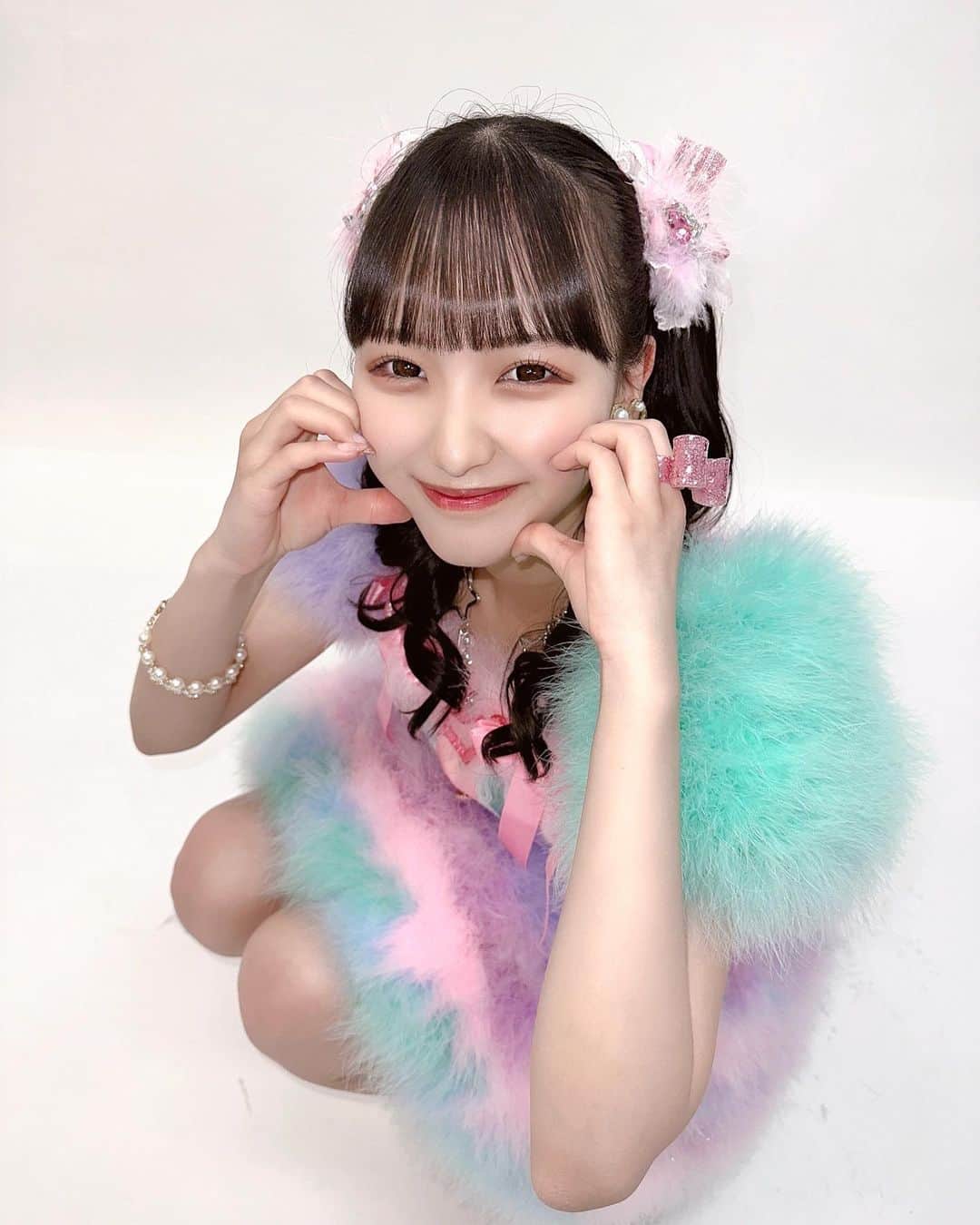 のインスタグラム：「𓂃𓈒𓏸 ⁡ ･ ･ ⁡ ソロライブのグッズが公開されました🩷 ⁡ 3年前のソロコンサートの時に作って貰った わたあめ衣装のスカートに 今回はトップスが作られ バージョンアップしました！☁️🍭🎀 ⁡ ようやく末永桜花のソロ衣装として 1着完成しました🌟 ⁡ 3年も待ってくれた スカートにはより愛着がわきますね☺️ ⁡ ゆめかわいいを具現化したかのような衣装。 たくさん着られるといいな。🦄🎀☁️ ⁡ ･ ･  #末永桜花ソロライブ #idol #アイドル衣装」