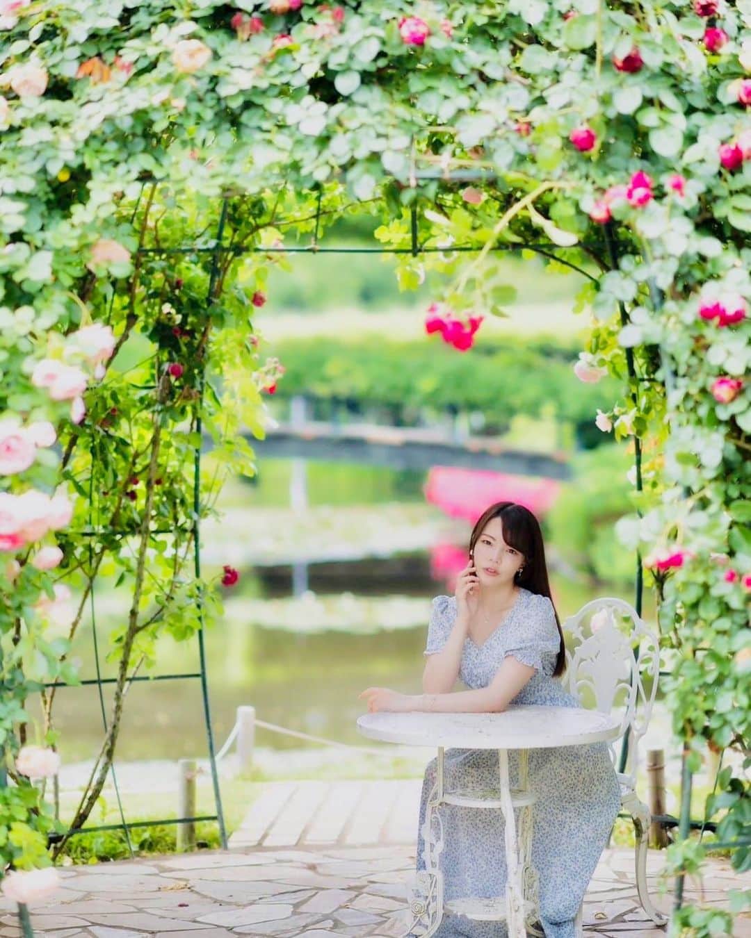 Mikaのインスタグラム：「lovely rose garden✩.*˚  この場所とっても可愛いかった♡  ・ ・ ・ photo by @ppmacky 📸 model @mikarin_portrait  ・ ・ ・ ・ follow me💋  #美花展 #ローズガーデン #バラ園 #薔薇のある生活  #薔薇園  #ローズガーデン #ガーデニングライフ  #花が好きな人と繫がりたい  #誰かの記憶に残る写真 #カメラ好きな人と繋がりたい #ファインダー越しの私の世界 #ポトレファン倶楽部 #被写体モデル #その瞬間は永遠の思い出 #みんなのフォト #ポトレ女子 #撮影依頼募集中 #jp_portrait部 #japanesegirl #asianbeauty #global_ladies #photo_shorttrip #_lovely_weekend #japan_art_photography #portraitfestival #portraitinlove #portrait_mood #exclusive_world_portrait  #instagood #instagramjapan」