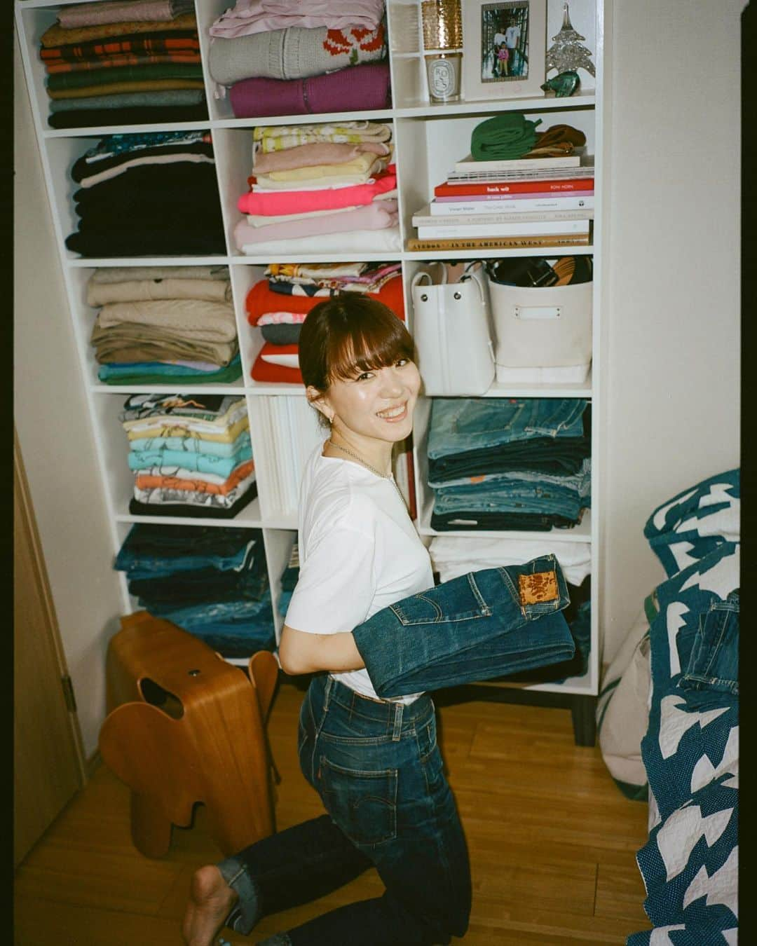 Levi's Japanさんのインスタグラム写真 - (Levi's JapanInstagram)「__MONTHLY MUSE   501®を愛する女性のライフスタイルやクリエイティビティにフォーカスをあてたインタビュー連載👖   今回は、カリフォルニア発のスペシャリティストアとして、多くの人に愛される「Ron Herman」にて日本での立ち上げ時から人気バイヤーとして活躍する根岸由香里さん @yukarinegishi が登場。   「職業柄色々なデニムを見てきましたが、やっぱりLevi’s®はみんなの原点なんですよね。たくさんの素敵なブランドがありますが、やはり通らざるを得ないというか、意識的にお手本にしている人もいれば、知らず知らずのうちに影響を受けている人もいる。そのなかでも501®はより特別だと思います。」   10代の頃から集めているという501®との出会いから、ファッションへの想いまでたっぷりとお話を聞きました。   続きはプロフィールリンクより❣️   #リーバイス501   #501 #リーバイス #Levis」5月25日 18時24分 - levis_japan