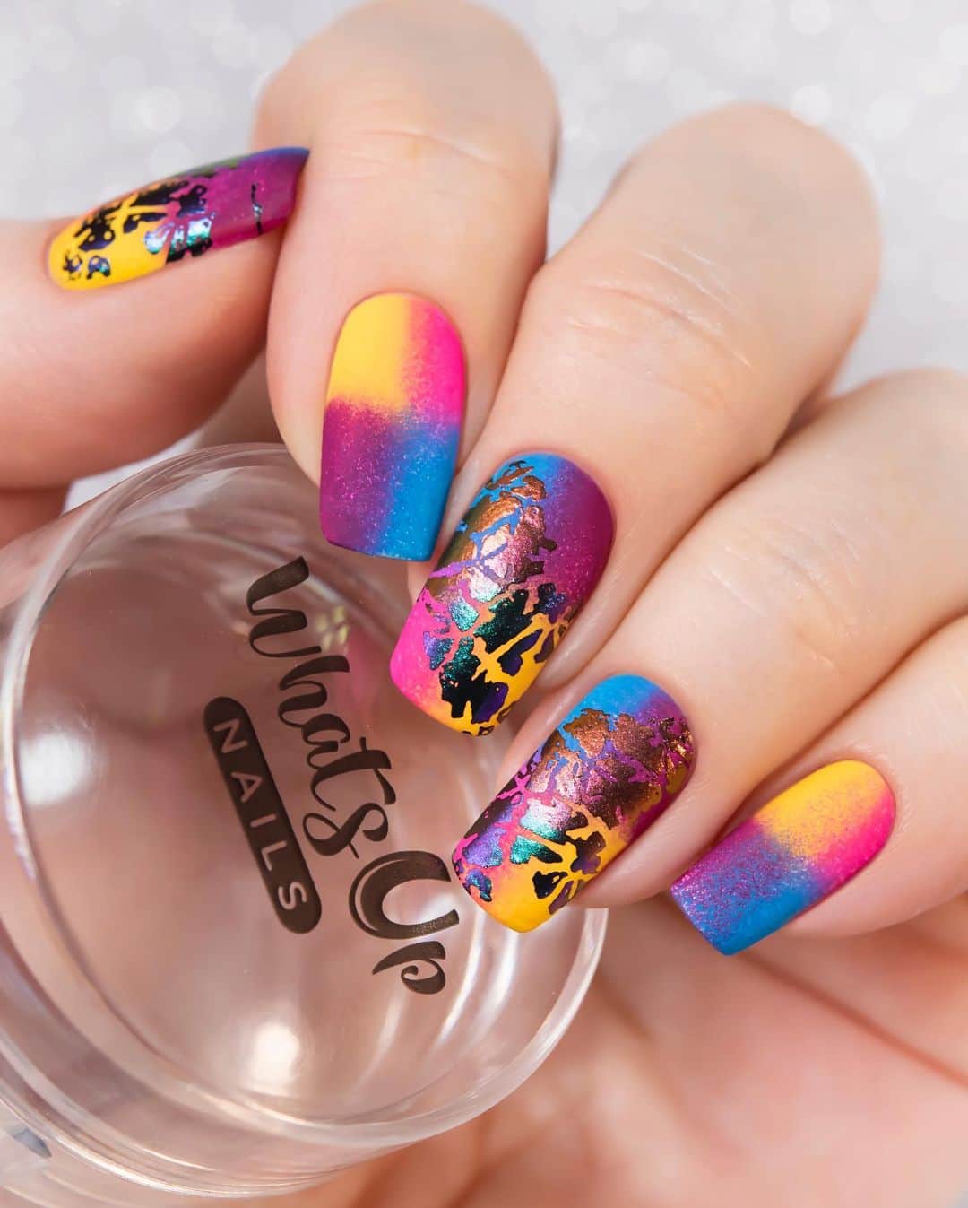 Sveta Sandersのインスタグラム：「Nail art using #WhatsUpNails stamping plate A026 by @whatsupnails, and their chrome powders😍 Sunset and Alchemy」