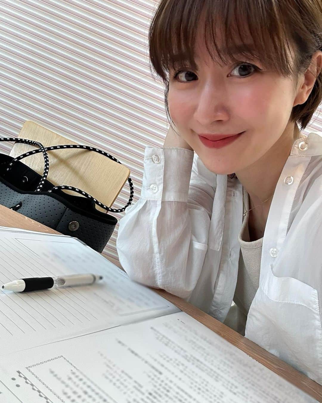 山川恵里佳のインスタグラム：「@nova_official_insta   先生のオモシロ話に大爆笑したレッスン🐰🩶 NOVAうさぎは今日もかわいかった❤︎  ちゃんと英検の学習もしました✌️  #NOVA #マンツーマンレッスン」