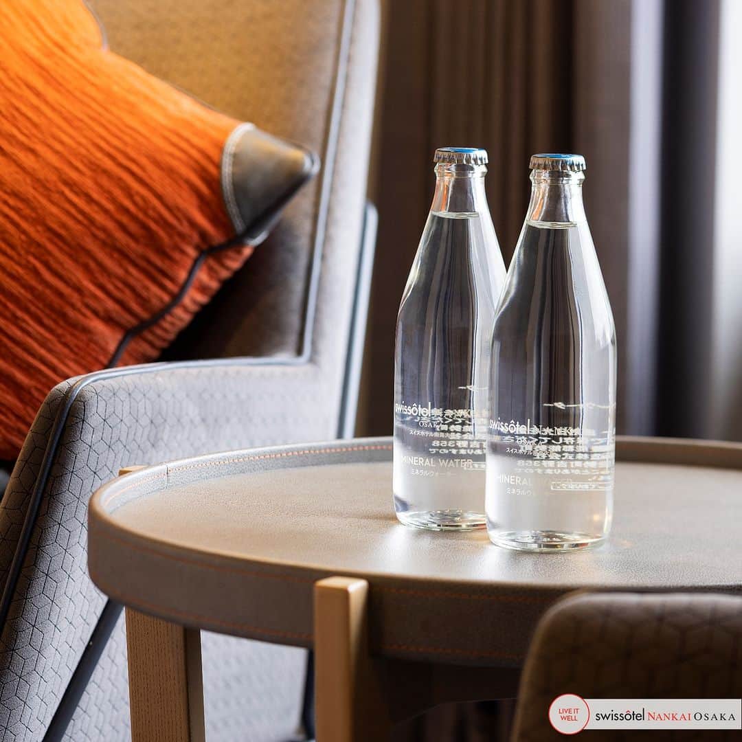 スイスホテル南海大阪さんのインスタグラム写真 - (スイスホテル南海大阪Instagram)「ホテル内のミネラルウォーターはペットボトルからガラス瓶へ。地球にもお客さまにも優しい、サステナビリティに取り組むホテルとして、使い捨てプラスチックゼロを目指しています。 #スイスホテル南海大阪 #スイスホテル #サステナビリティ  Refreshing for you - and the planet.  At the Swissôtel, we are strongly committed in eliminating single use plastic. That's why we have converted to glass water bottles, so guests can experience our passion for sustainability throughout their stay with us. #Swissotel #SwissotelOsaka #SwissSustainability」5月25日 18時37分 - swissotelnankaiosaka_official