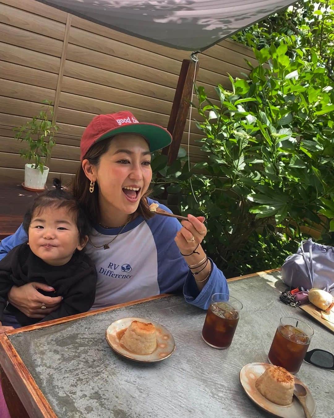 堀舞紀のインスタグラム：「🍛🥤。  SPICY CURRYyyyyyy!!!!!!  wit.  世界一美味しいICE COFFEEeeee...  @aoito_zushi   👆🏾 好きな食べ物、カレー。 好きな飲み物、珈琲。 好きな事、カフェでお茶。  全てを一気に叶えられる 🤫秘密の古民家カフェ。  逗子駅から近いんだけど 本当に静かで 時の流れがここだけ違う🥺⏰  ゆっくり、 のんびり、 色々考えたい時とか…  もしくは、 体がスパイスを欲した時とか…  そんな時に このお店に行きたくなる。  湘南の中でも数少ない 穴場のカフェだと思うのね〜☕️  家族で気に入りすぎて 秘密にしときたいよね😩 って話してます、が、、🙄 おススメしちゃうー！！！  子連れでも テラスとか最高だと思います🙌🏾💕  この日食べたのは ✔︎100%veganのお米プリン🍮。  ✔︎チキンのスパイシーカレー🍛  ✔︎自家焙煎東ティモール珈琲  この３つは 死ぬほどオイチーー😮‍💨  プリンなんて安心して小さな子にも あげれるし、タイのココナッツタピオカみたいでたまらなく美味しい。  これからの季節本当に気持ちのいい場所だから湘南へ来た時には 是非行ってみてね😉🫶🏾  PR @aoito_zushi #古民家cafeあおいと #古民家風カフェ #逗子グルメ #逗子カフェ #逗子スイーツ #逗子ランチ」