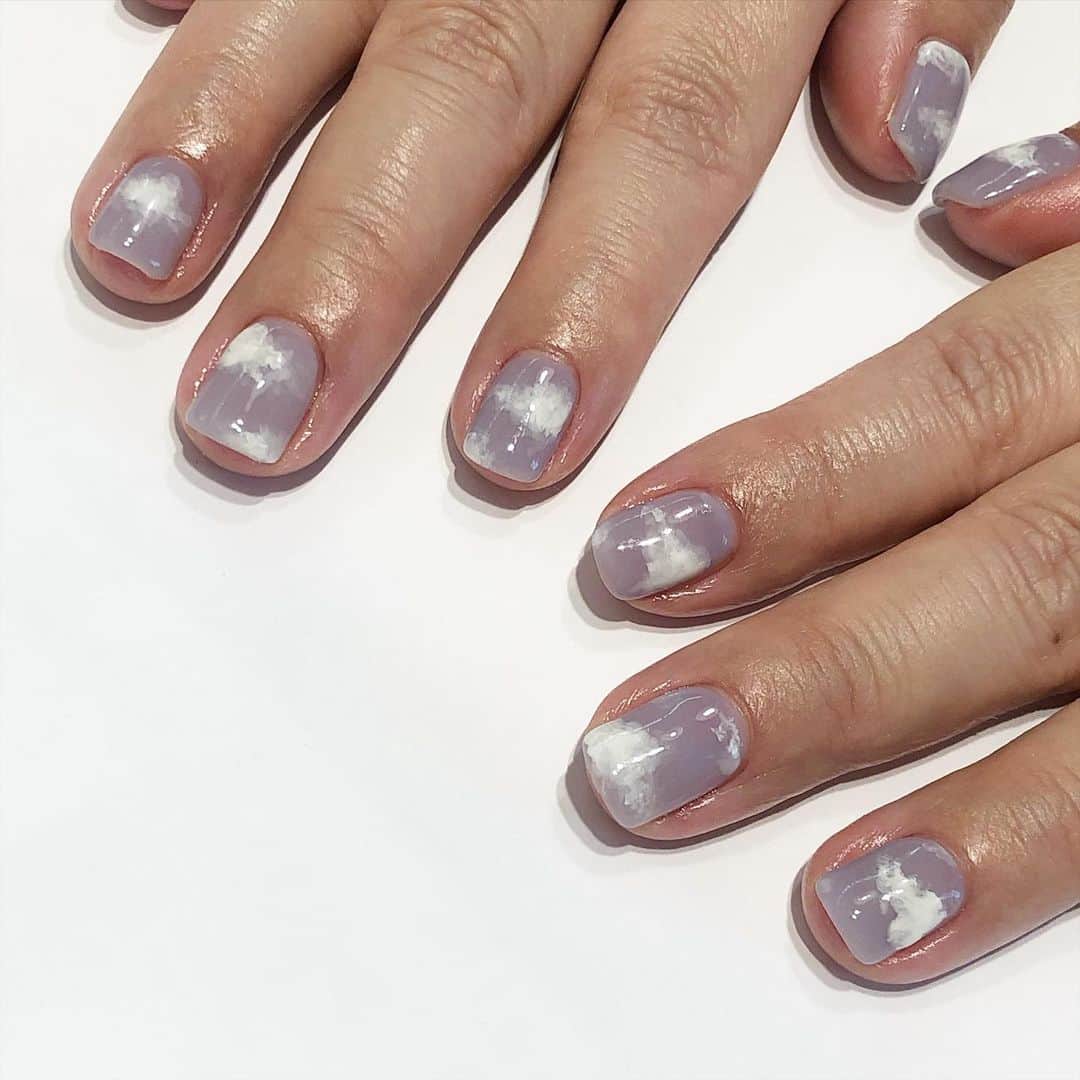 関根祥子のインスタグラム：「☁️nail  薄パープルベースに 夢の中みたいな空☁️✴︎✨🌙  #mojonail #nail #nails#雲」