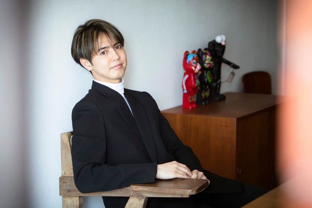 片寄涼太のインスタグラム：「この度、ARTnews JAPANさんにて【街とアート】というテーマでご取材いただき、その記事が公開となりました😆✨  アートとの出会いや、自分がアートを通して感じる現在の心境、そして『アート(芸術)とエンタメ(芸能)を繋げたい』という気持ちも語らせて頂いております。  ぜひご覧頂けると嬉しいです☺️🙏  @artnewsjapan #ARTnews #artcollection」