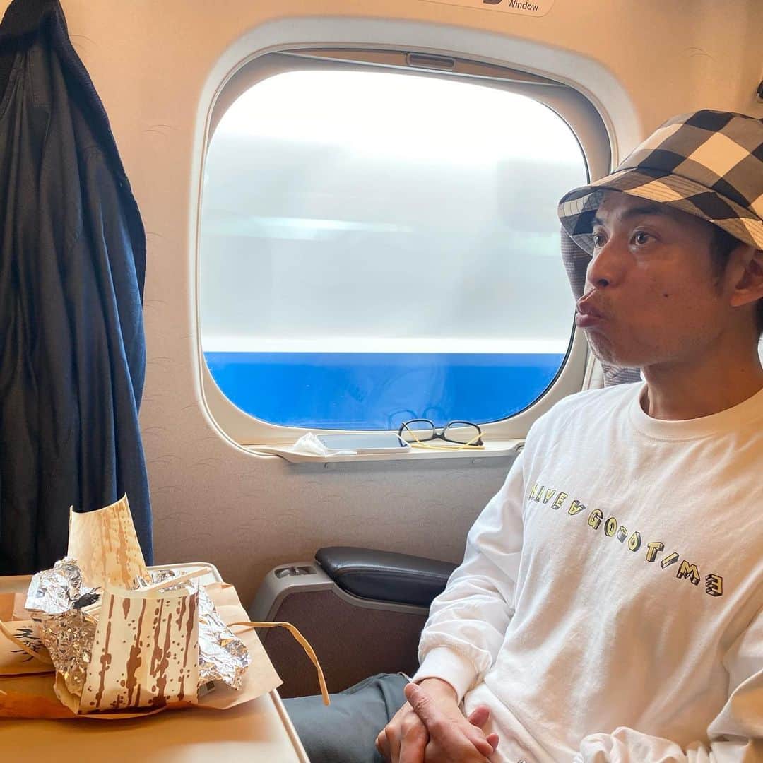久保田利伸のインスタグラム：「天むす頂いてたら頬張りすぎて口とんがりすぎ問題🤔  #久保田利伸  #名古屋グルメ  #天むす  #BALN #最近のお気に入りは #haveagoodtime 👕 #偶然の産物」