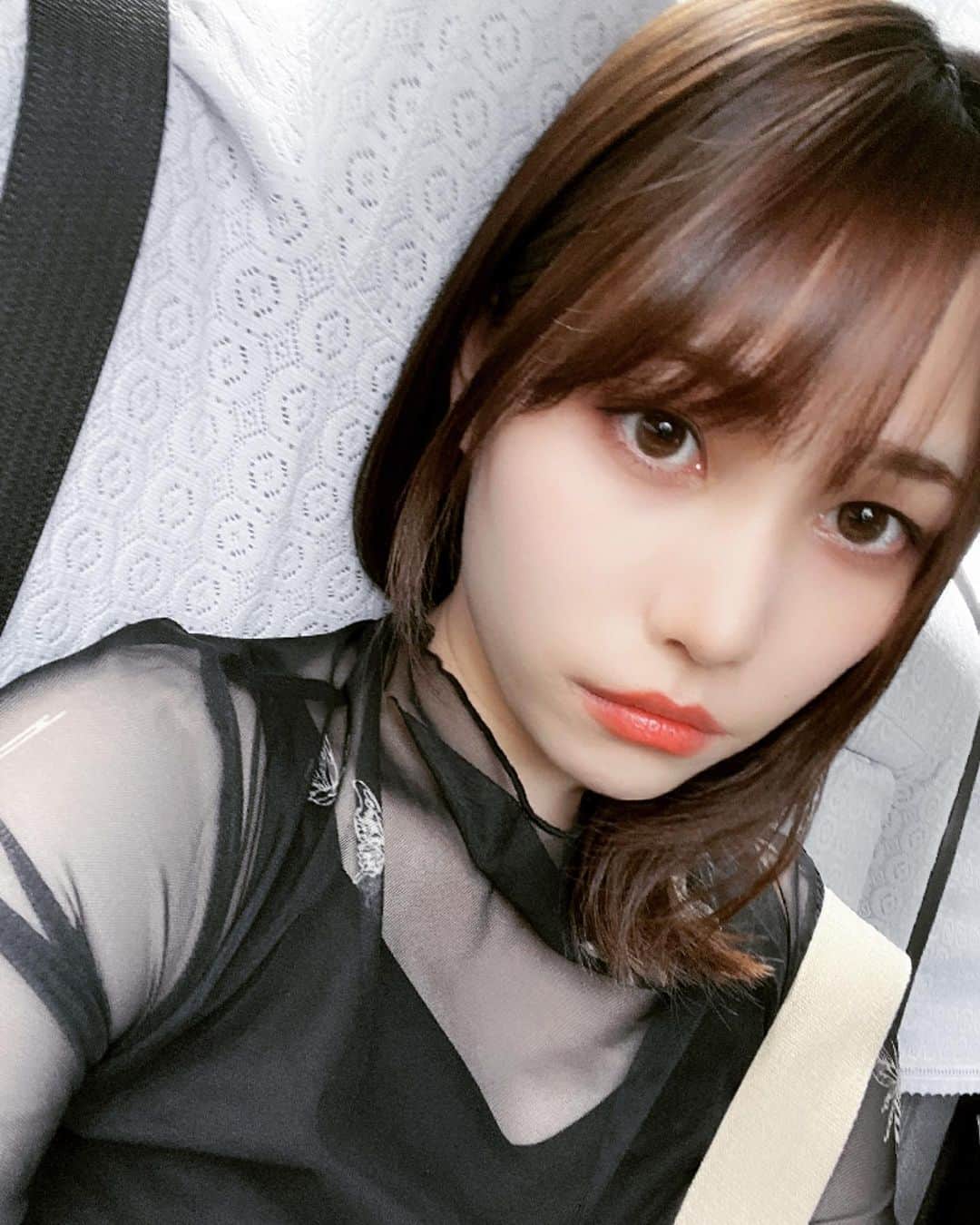春日望のインスタグラム：「💌  強い女感ある服装と ふんわり系な周期があるんだけど  最近は強めな気分かもっ  今日はいろんな打ち合わせしたんだけど 最後の打ち合わせのあと お散歩デートしてきた‪🫶🏻 ̖́-  だれとだろー？？？ 後で匂わせツイートするね？  自撮り偉い」