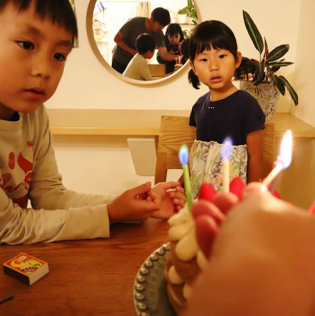 本仮屋リイナのインスタグラム：「先日、わが家の姫が4才になりました👸🩷💜⁡  「今日はお誕生日だから、ツインテールにして😉」と朝から彼女なりにかわいくおめかしして、出発☺️ 幼稚園で会う人会う人みんなに、「わたし、今日がお誕生日なの👸」とお伝えし、大勢の人にお祝いしてもらって、幸せそう🥹⁡ ⁡天真爛漫で自信溢れる彼女から学ぶこと、救われることがいっぱいです👼🏼⁡ ⁡⁡⁡ ⁡ケーキは、ほとんど子供たちが作りましたよ🎂✌️⁡⁡⁡ グルテンフリー、お砂糖不使用です🫶⁡ ⁡ #happybirthday」