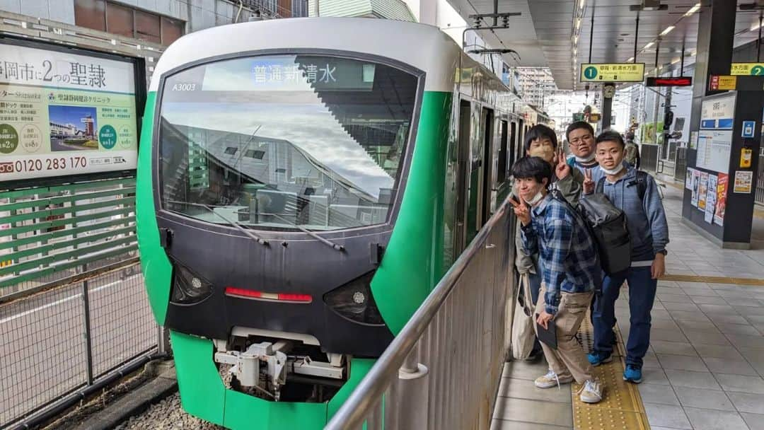 東京観光専門学校さんのインスタグラム写真 - (東京観光専門学校Instagram)「鉄道サービス学科1年生 #静岡研修 2日目最終日です🌊  #静岡鉄道 と #静鉄ジャストライン の 1日乗車券を利用して班別行動をしました🌞  #マグロガチャ  や #アジ の大人買いをした学生も😁 入学してもうすぐ2ヶ月、クラスメイトとの仲が深まったようです🐠🐠 #東京観光専門学校　#鉄道サービス学科　#研修旅行　#鉄道専門学校　#運転士　#車掌　#駅員」5月25日 18時41分 - tokan_1967