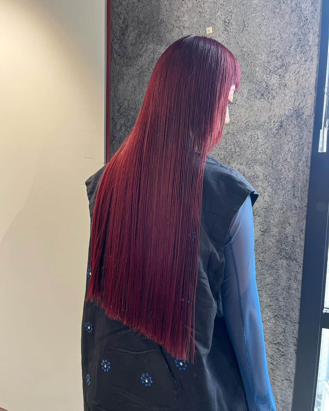 佐々木香奈のインスタグラム：「no bleach シングルカラーのみで この発色です🥀 ベースに赤みがない方は、 2〜3回重ねてボルドーを入れてあげると 定着しますよ！  毎回トリートメントでしっかりケアも させてもらってるから、 スーパーロング美しや〜 ケア大切👏」