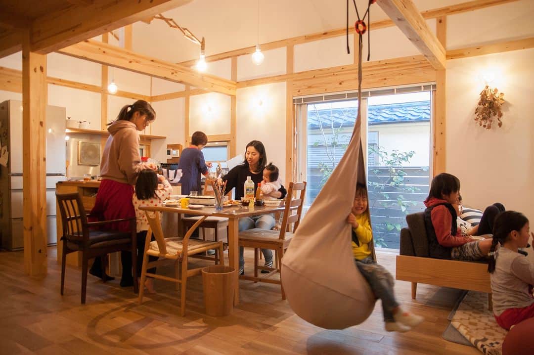 田中工務店／大阪／木の家のインスタグラム：「. あちこちから楽しい声が聞こえてくる みんなが集まりやすい家。  #tanakakomuten_living #tanakakomuten_dining   すべての人に、豊かな人生を。 @tanaka.komuten は、大切な人との豊かな時間という価値を、設計士とつくる木の家づくりを通してお客様にお届けしたい、大阪北摂・吹田市にある工務店です。ぜひフォローください🤲🏻✨  誰も教えてくれない『住まいのレシピ』をメルマガ📮で好評発信中。詳細は @sumai.no.recipe をご覧ください。  #工務店がつくる家 #家づくり記録 #家づくりアイデア #暮らしの記録 #田舎暮らし #木の家 #家づくり記録 #家づくりアイデア #暮らしの記録 #田舎暮らし #育児日記 #北摂ママ #ベビスタグラム #部屋作り #おうちづくり #注文住宅 #大阪注文住宅 #新築 #マイホーム #マイホーム #dIY #dining #living #kitchen #インドアグリーン #グリーンのある暮らし #観葉植物のある暮らし #植物のある暮らし  @hokusetsu_camp 絶賛応援中 北摂でキャンプをしよう🏕✨」