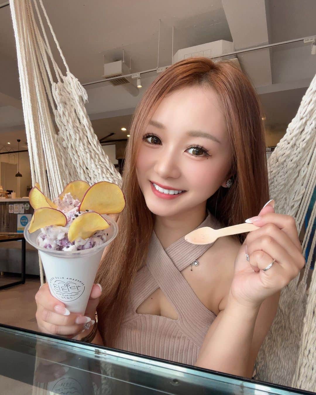 あゆぽよのインスタグラム：「🍦  ここのアイスが美味しすぎて2回も食べた🥹  スイートパープル🍠 中に小さいわらび餅も入ってた😊  ハンモックがあってゆらゆらしながら食べた🫢💞  また行ったら絶対食べたい！！！  #宮古島 #宮古島グルメ #宮古島旅行 #宮古島ランチ #宮古島アイス #アイス #宮古島カフェ #宮古島カフェ巡り #カフェ #カフェ巡り #錦 #錦キャバ嬢 #錦キャバクラ #サロンドゴールド #ミリオンレジャーホールディングス」