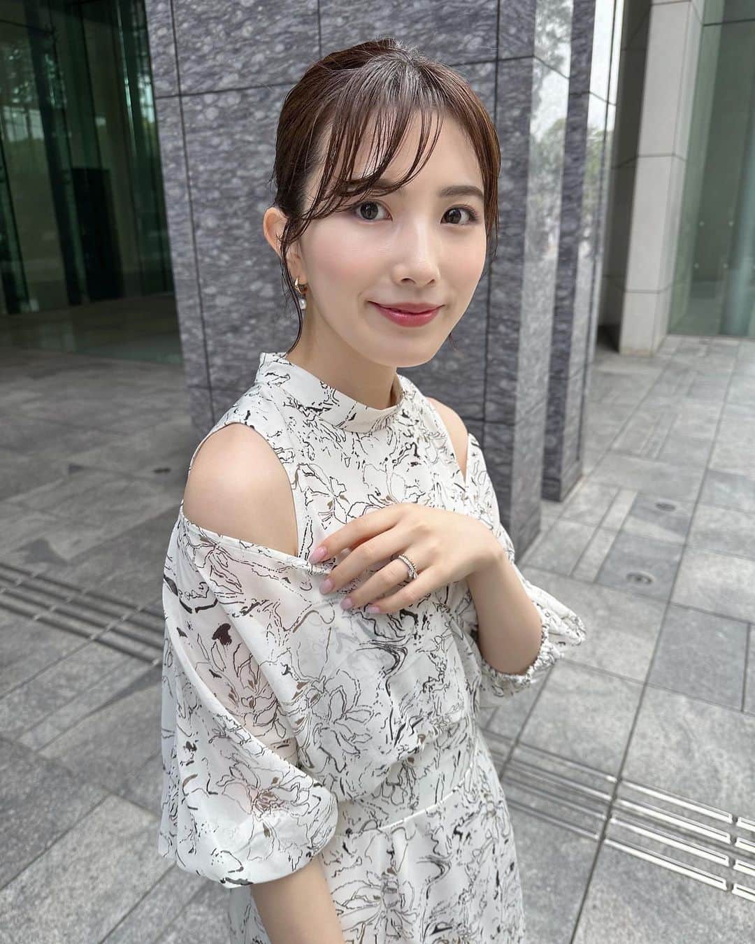 のインスタグラム：「. . ついに始まった結婚式打ち合わせの日🍒  落ち着いたトーン＆春っぽさの ある色合いのコーデで行きました🤍  one piece #lagunamoon bag #cafune shoes #herlipto  ニュアンスのフラワー柄が大人っぽくて 肩の開き具合が調節できるワンピなので TPOに合わせて加減できるの嬉しい🦢 そして先日のイベントで購入した her lip toの靴やっと下ろせたーっ！！ きれいめだけどヒールがそんなに 高くないので安定感あって歩きやすい◎  そして明日は前撮りー！！ 頑張って早く寝ないとーっ🌷  #骨格ウェーブ#骨格ウェーブコーデ#ワンピースコーデ#ワンピ#きれいめコーデ#lagunamoon#cafune#herlipto」