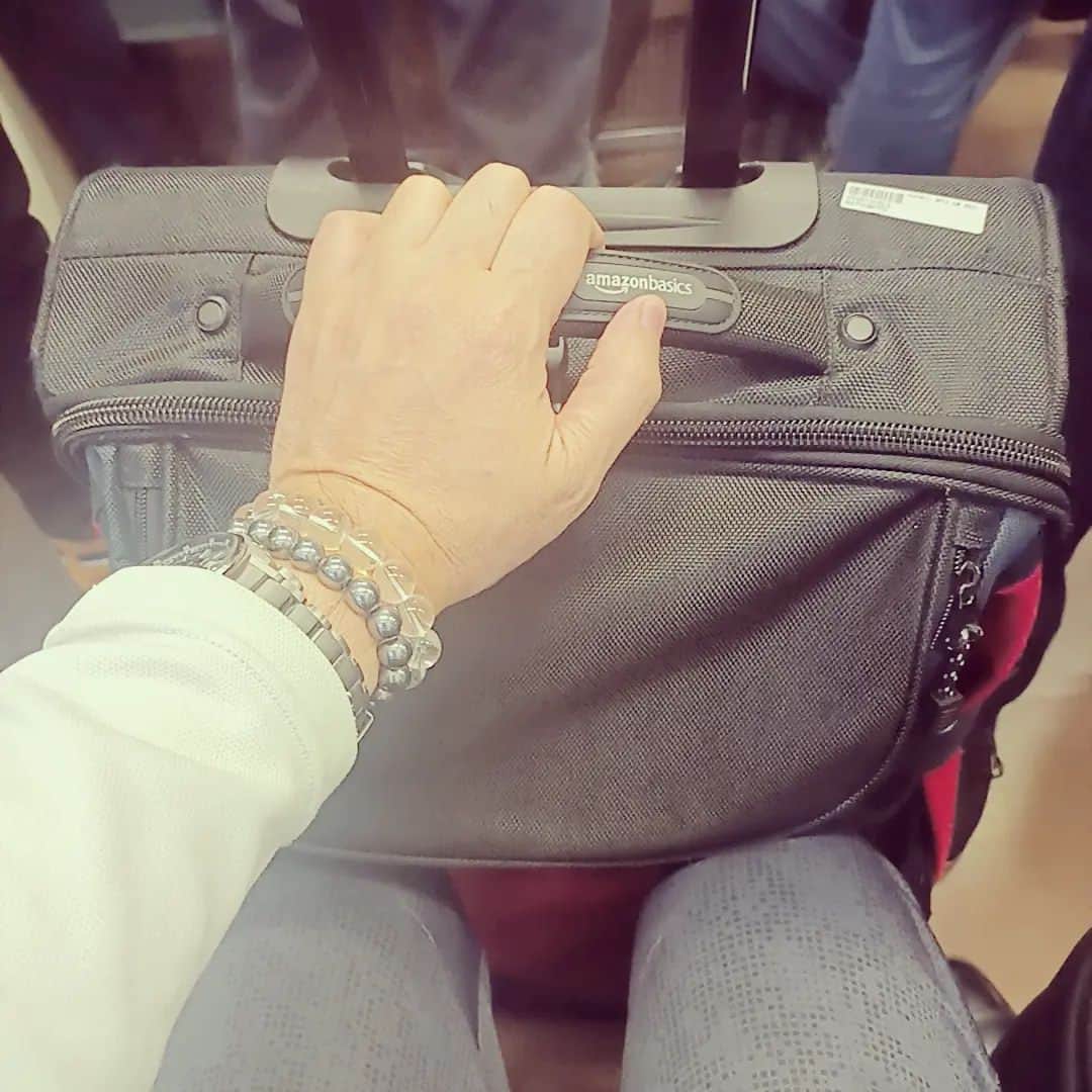 松本隆博のインスタグラム：「。⁡ ⁡成田空港にお昼に着いて、仕事溜まりまくってるからラウンジで黙々と仕事してたら夕方になってるやんか💦💦⁡ ⁡満員電車で向かうという🚃🚃🚃🚃(￣▽￣;)⁡ ⁡⁡ ⁡還暦少年 松本隆博」