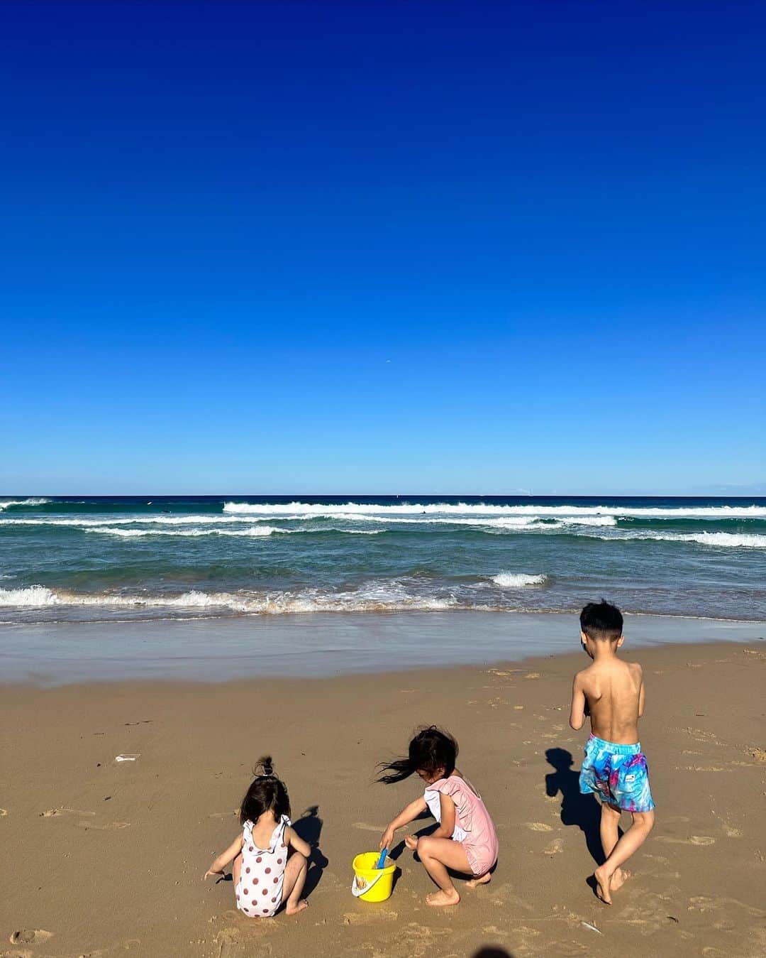 尾崎紗代子さんのインスタグラム写真 - (尾崎紗代子Instagram)「. ビーチでは子供達の見守りで忙しいので← ゴロゴロするしか無い。 家にいるとあれこれやってしまうけど ビーチで見守ってるとやる事ない。爆 リラックスできます🏖  サーフボードと一緒に丘サーファー写真撮らせてもらいました。 サーフィンは子供達が巣立ったら また再開したいなと思い続けている🏄多分🏄  #momlife #mommylife #mommy  #育児 #ママライフ  #6歳 #4歳 #1歳 #motherof3 #motherhood  #family #familyphoto  #3人育児  #3児のママ #3児ママ  #familytime  #5人家族 #familyphotograhy #familyfirst #子連れ旅行 #子連れ海外 #オーストラリア旅行 #シドニー旅行 　 #Australiatrip #Sydney #bondibeach #bondi」5月25日 18時49分 - osayo_osayo