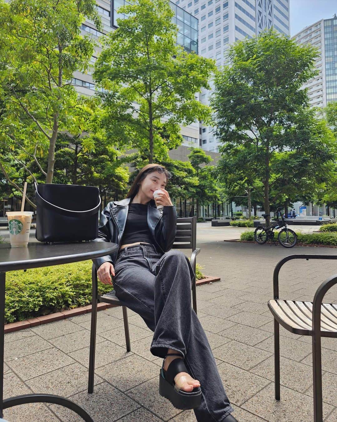 新野尾七奈のインスタグラム：「💼 @epoi_official  👕 @abercrombie_japan  👖 @levis_japan  👠 @moussyofficial」