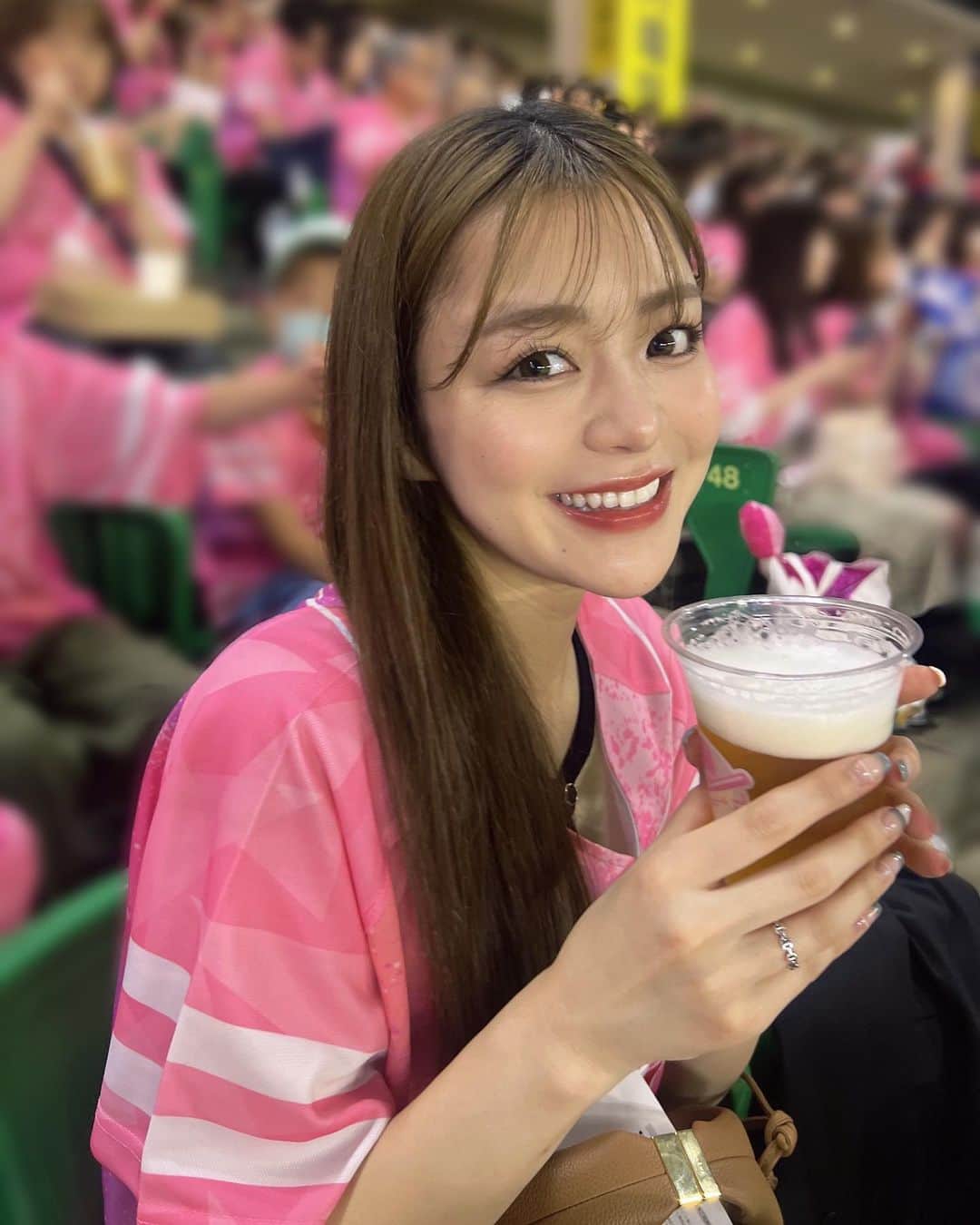 のインスタグラム：「. ⚾️🍺💞 ストーリー載せたらみんなが めっちゃ褒めてくれるから 相当調子乗っとります、はい🥵笑  この日は隣でいつも解説してくれる友達が 全然解説してくれなかったから 1ミリも理解できずだった、笑  #ビール女子#野球#野球観戦#ソフトバンクホークス#paypayドーム#福岡#ユニフォーム」