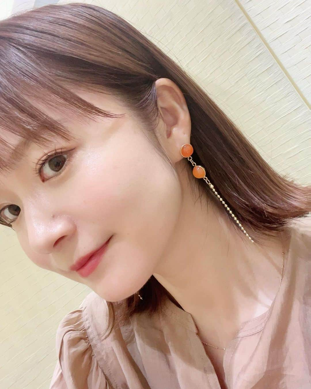 AKIさんのインスタグラム写真 - (AKIInstagram)「. . 仕事終わりにyumiさんの ワークショップに行ってきた！！！ . ワークショップとは ハンドメイド作家のyumiさんに 教わりながら世界に一つだけ！ 自分だけのアクセを作れます！ パーツや道具はyumiさんが 準備してくださっていますよ♪ . 今回は1時間半で3つ！ ネックレスとピアス2つ！ 皆さんもどうですか？？ 5月31日まで福岡の美容室でやってるよ！ 詳細なyumiさんのインスタを ご覧ください♡ yumiさん→(@yumi__meow) . . 楽しかった〜！！！ . . . #meow#yumiさん #ハンドメイド#福岡 #ピアス#イヤリング#ネックレス #指輪#美容室#&72 #ワークショップ#ポップアップ #楽しいよ#愉快な仲間たち#笑」5月25日 19時03分 - aki_dosu