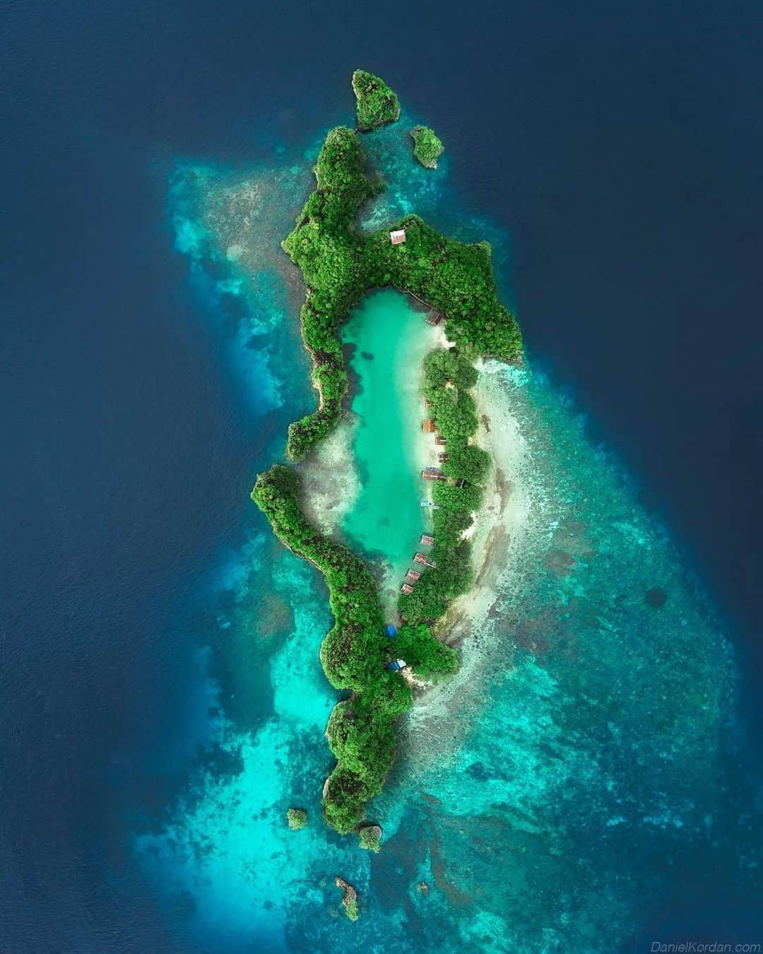 Discover Earthさんのインスタグラム写真 - (Discover EarthInstagram)「🏝️ The gorgeous Rufus Island in the heart of Raja Ampat.   Did you know that the name "Raja Ampat" means "Four Kings" and comes from local mythology that tells the story of a woman who finds seven eggs: four hatch and become kings who occupy four of the largest islands in Raja Ampat. The other three become a ghost, a woman, and a stone.   📍 Raja Ampat, Indonesia  🇮🇩 #DiscoverIndonesia with @danielkordan」5月26日 21時00分 - discoverearth